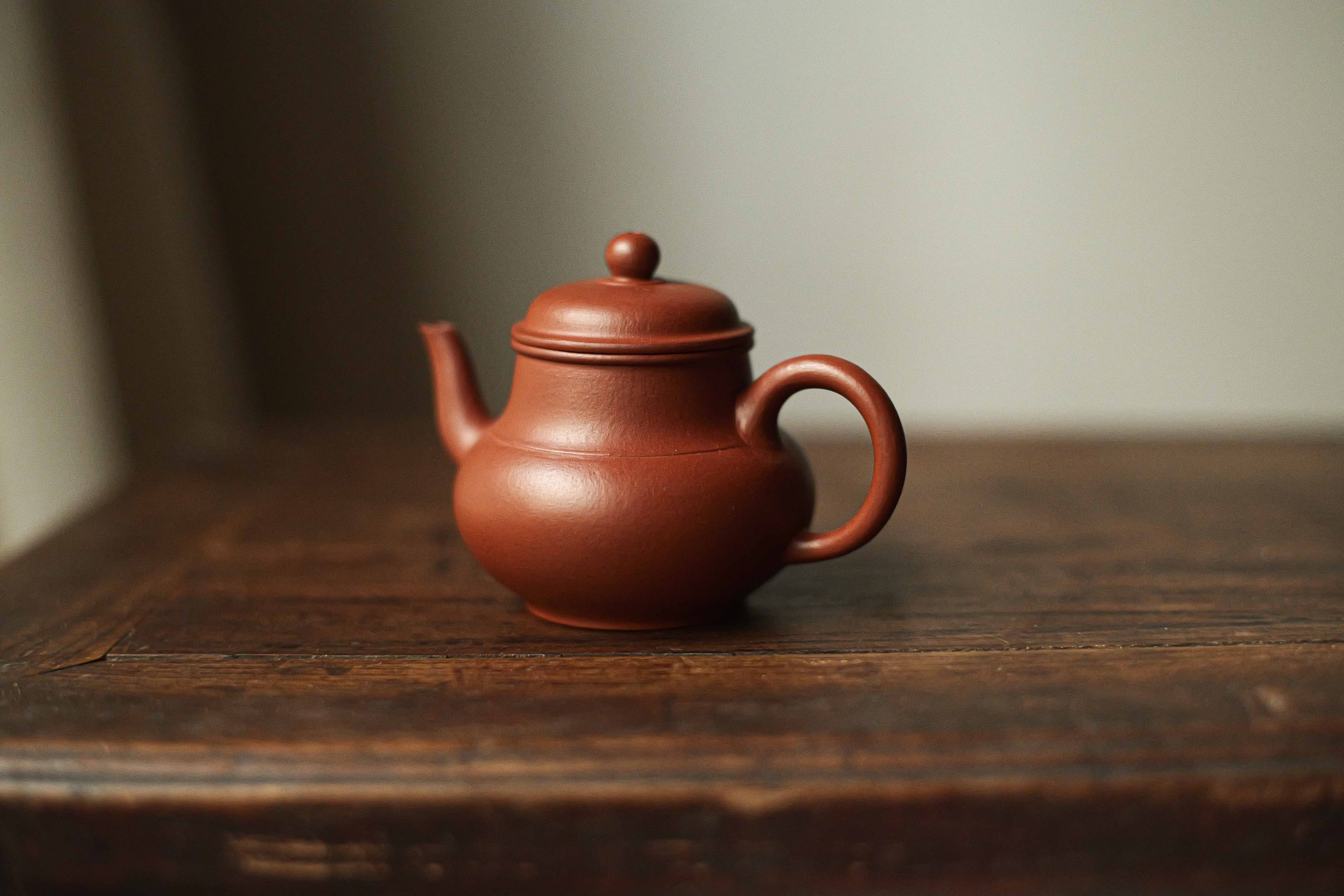 宜興紫砂壺 「六方梨形」・黃竜山老朱泥 | 北白川糕糰店