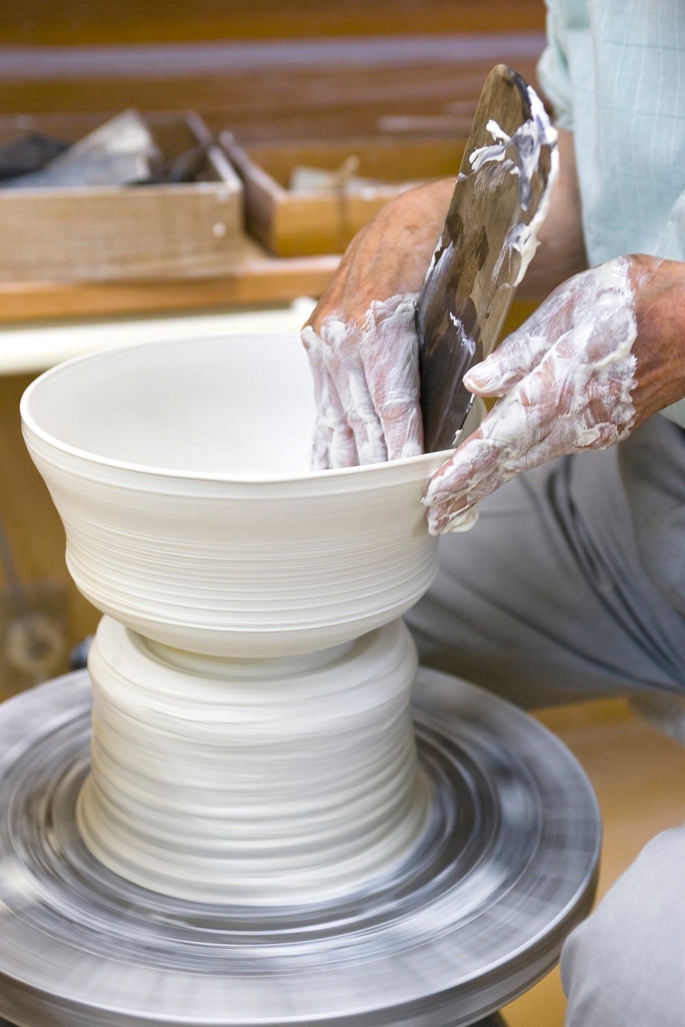 人間国宝 井上萬二 作 青白磁牡丹彫文 皿 高級ライン 直径16.8cm 人間