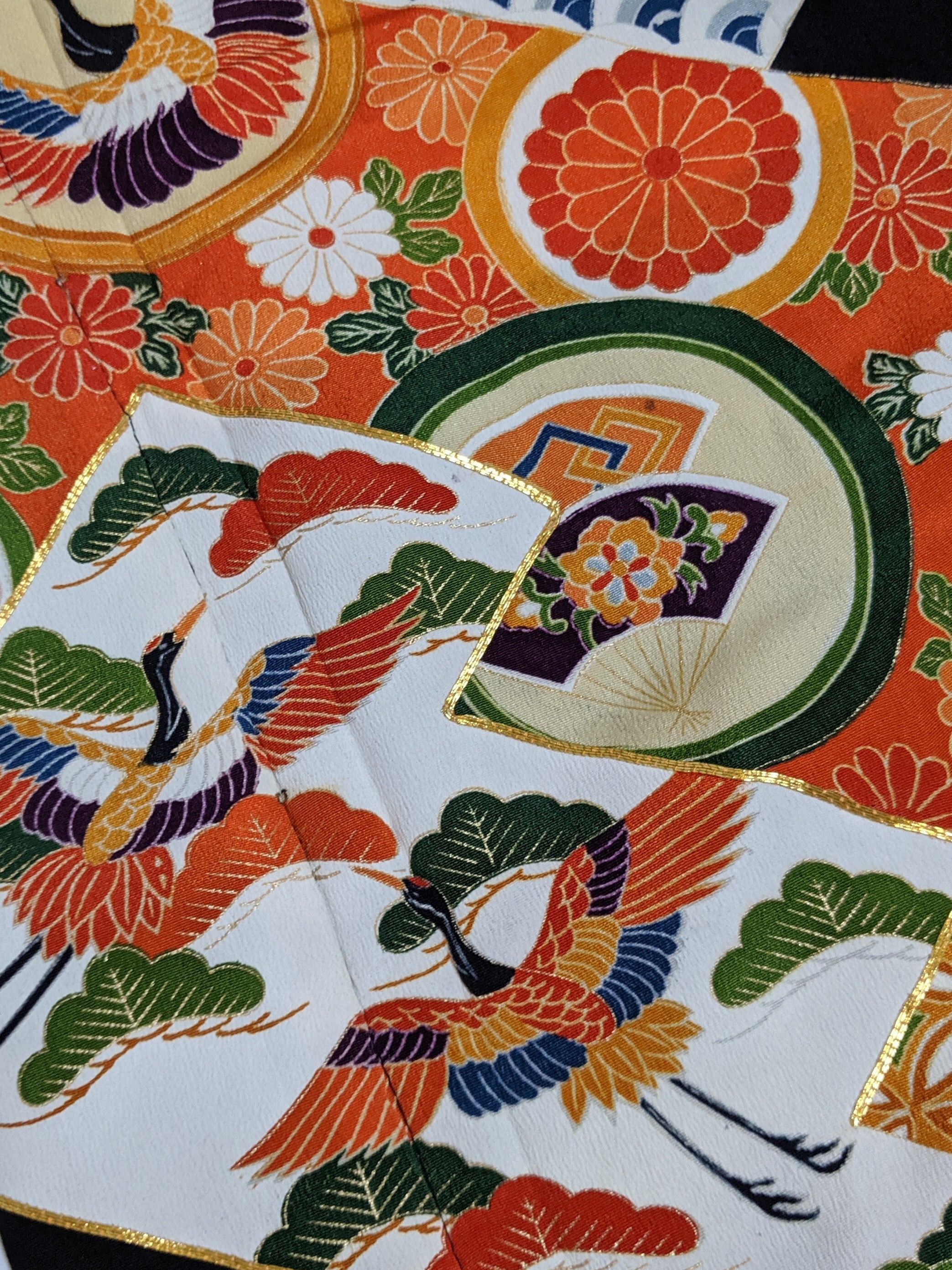 13267】 着物リメイク 黒留袖 ロングコート 鶴 松 牡丹 菊 扇子 | 羽織