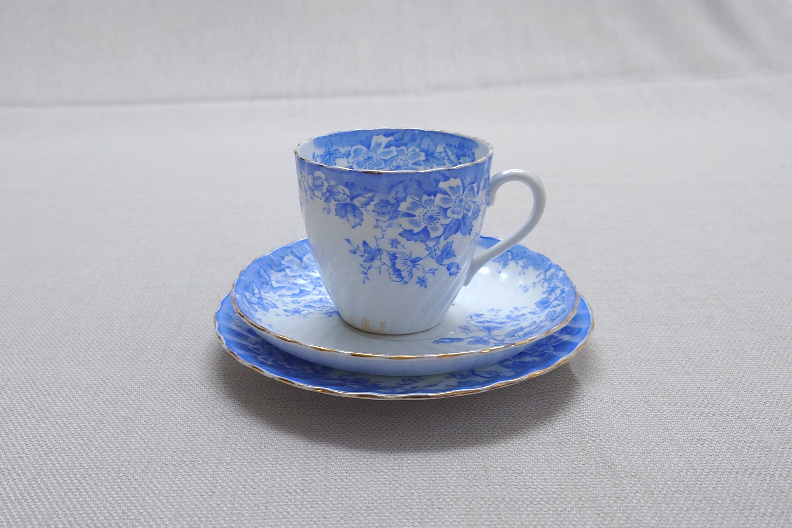 イギリスアンティーク カップ&ソーサー トリオ ガーランド柄 | Yocca