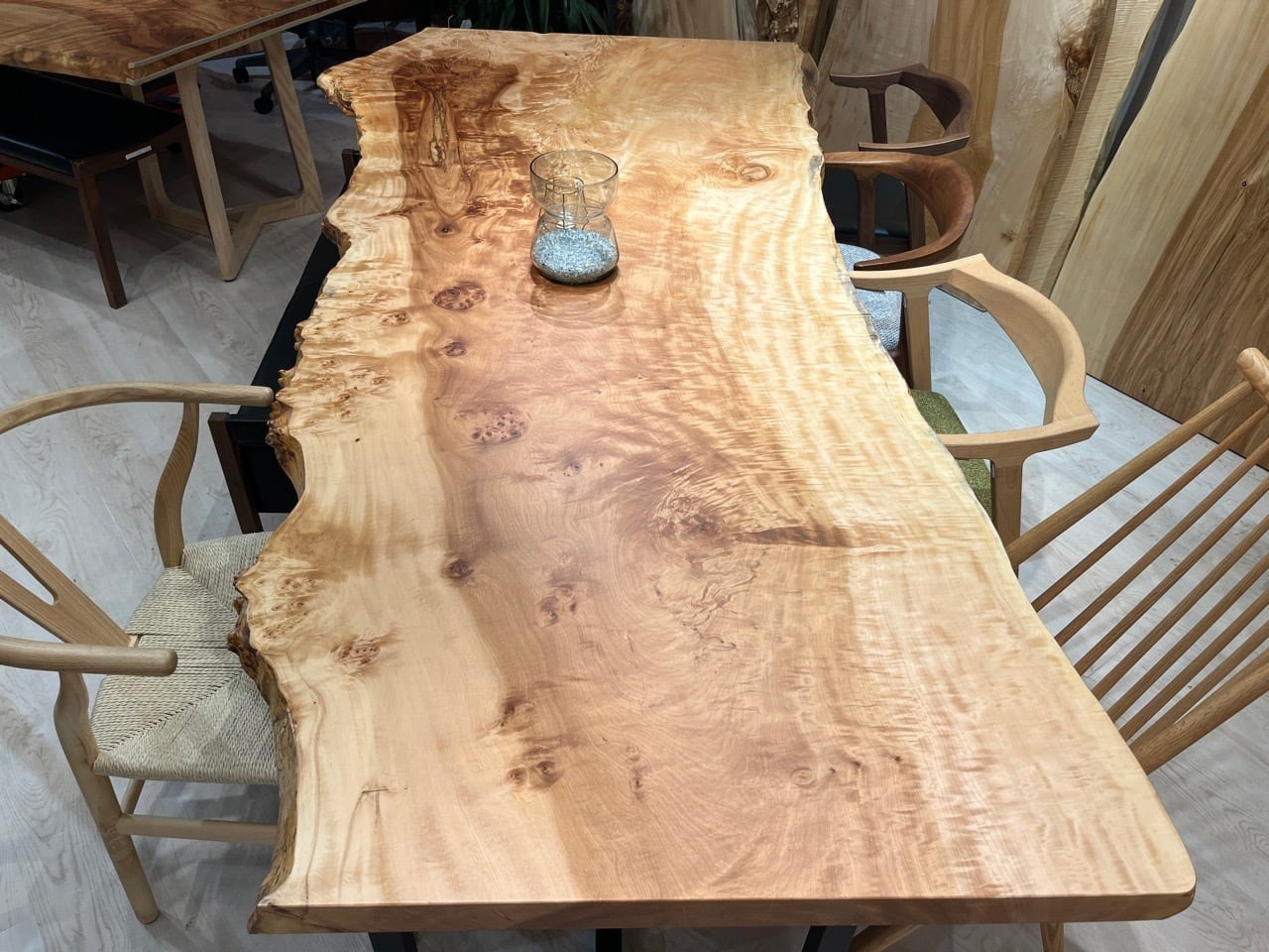 栃（トチ） 全面杢 一枚板 2500×850-980-1060×50 221352 | 千年家具