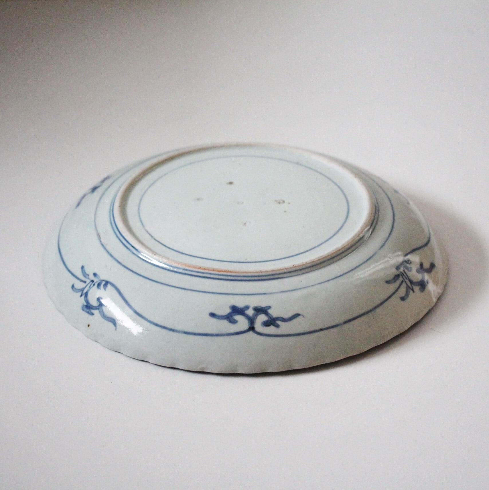 硝子継ぎのある古伊万里染付唐獅子牡丹文大皿 d31.9cm Imari Blue and