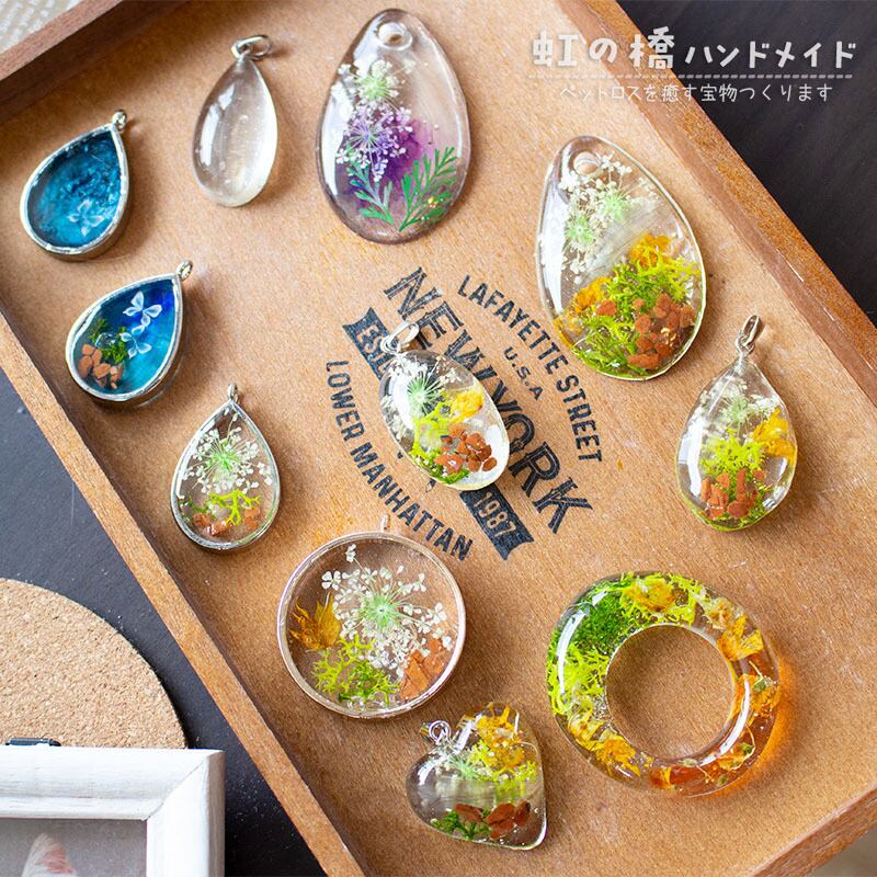 しずく銀色の枠＊大人デザイン蝶々＊ レジンネックレスC-013 | ペット