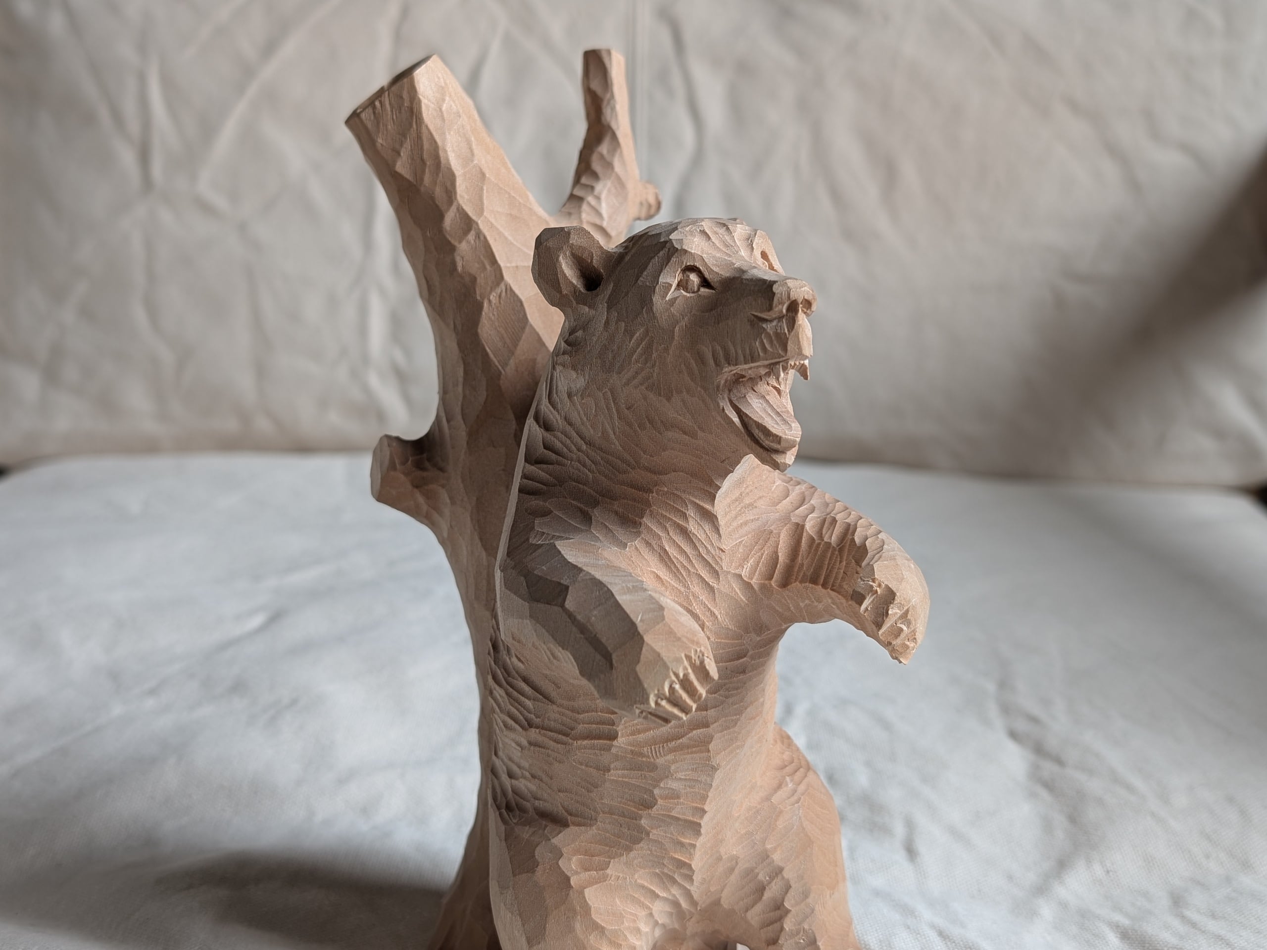 上西捷敏 背をこする熊 #1 | 木彫りの熊 | inoya | Basic Life Store