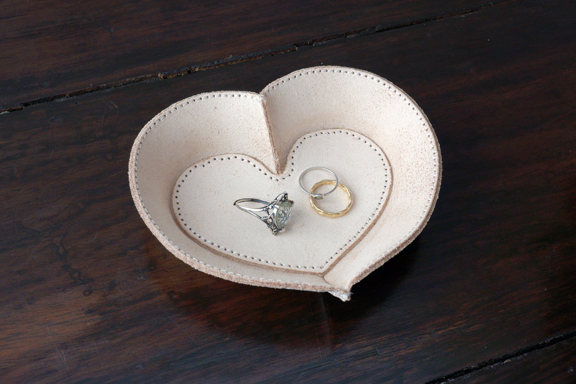 床革ポッタリー・ハートトレイ／小物入れ、アクセサリートレイ