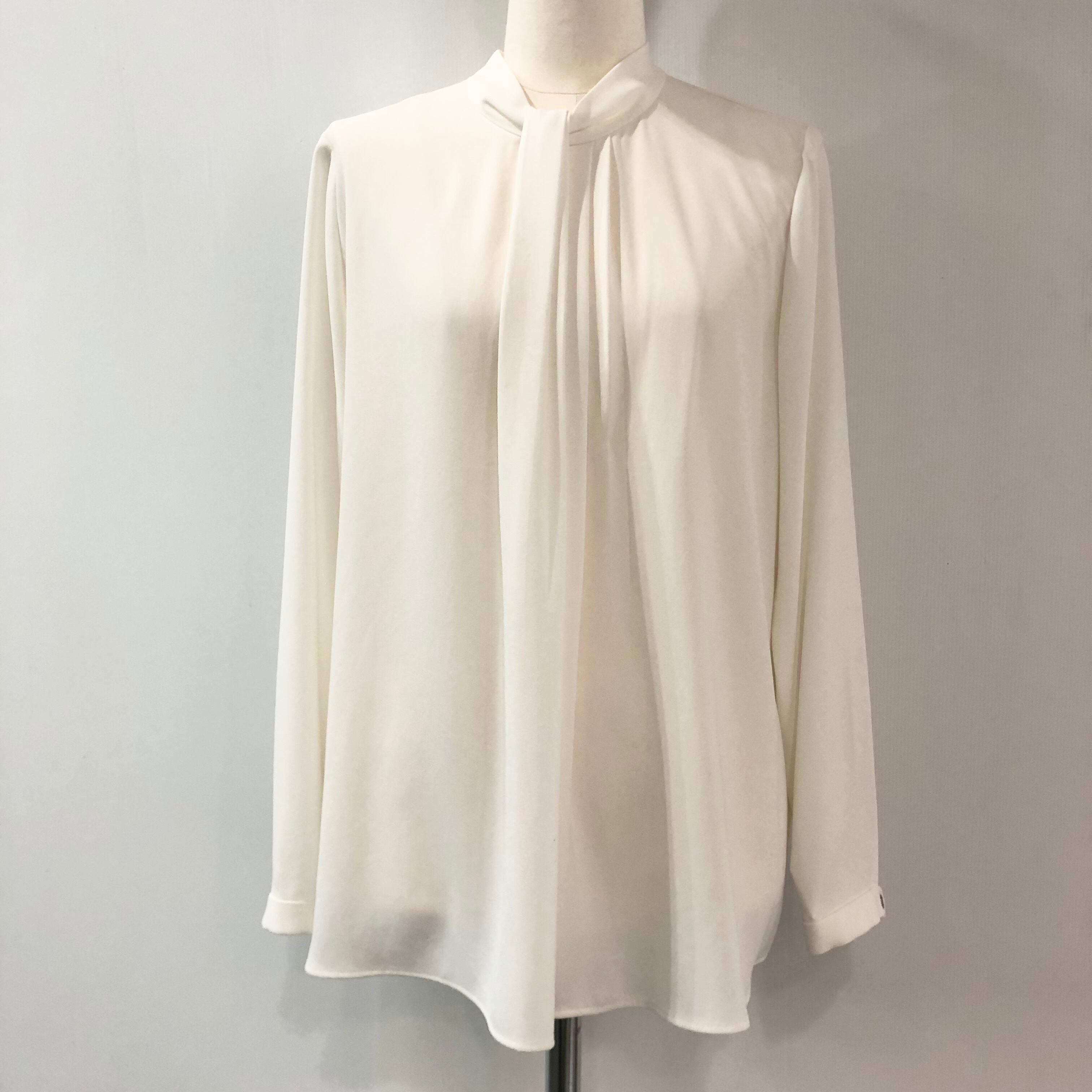 ボウタイ風ブラウス《PASSIONE パシオーネ》 | Casablanca (カサブランカ)