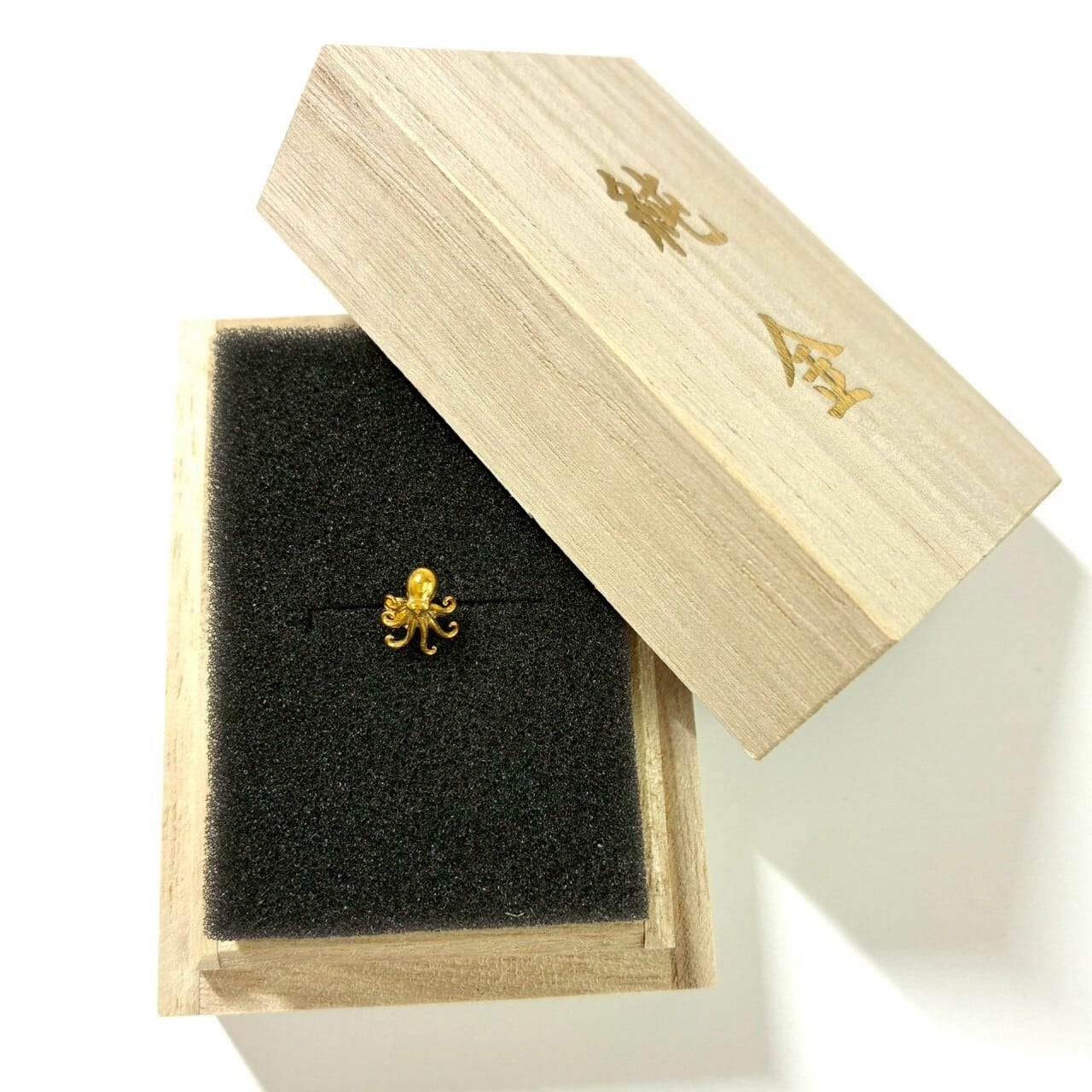 純金のタコ 約1g JUNGOLD 指先サイズの芸術品 額縁ケース付き