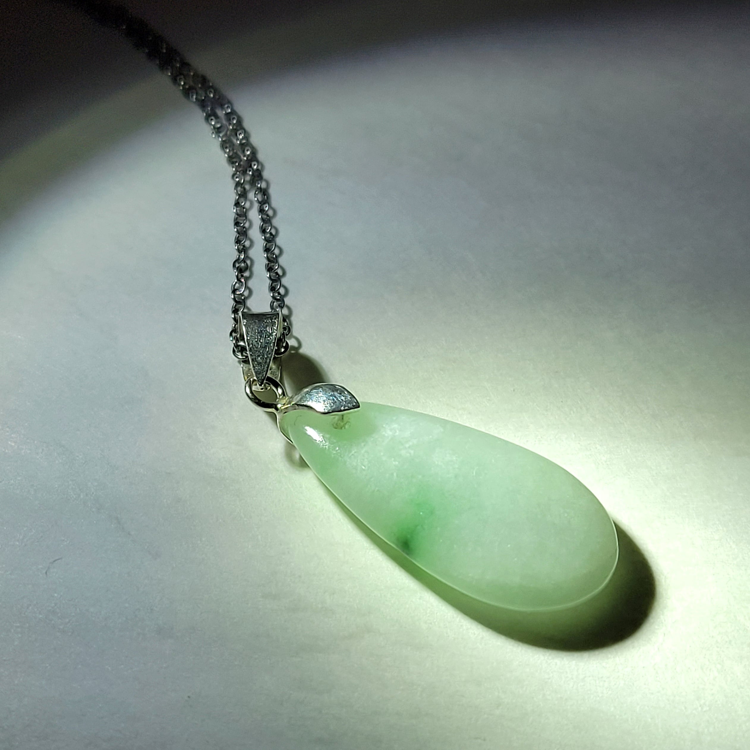 糸魚川翡翠:ペンダントトップ:金具シルバー(SV925)付き BPT0478