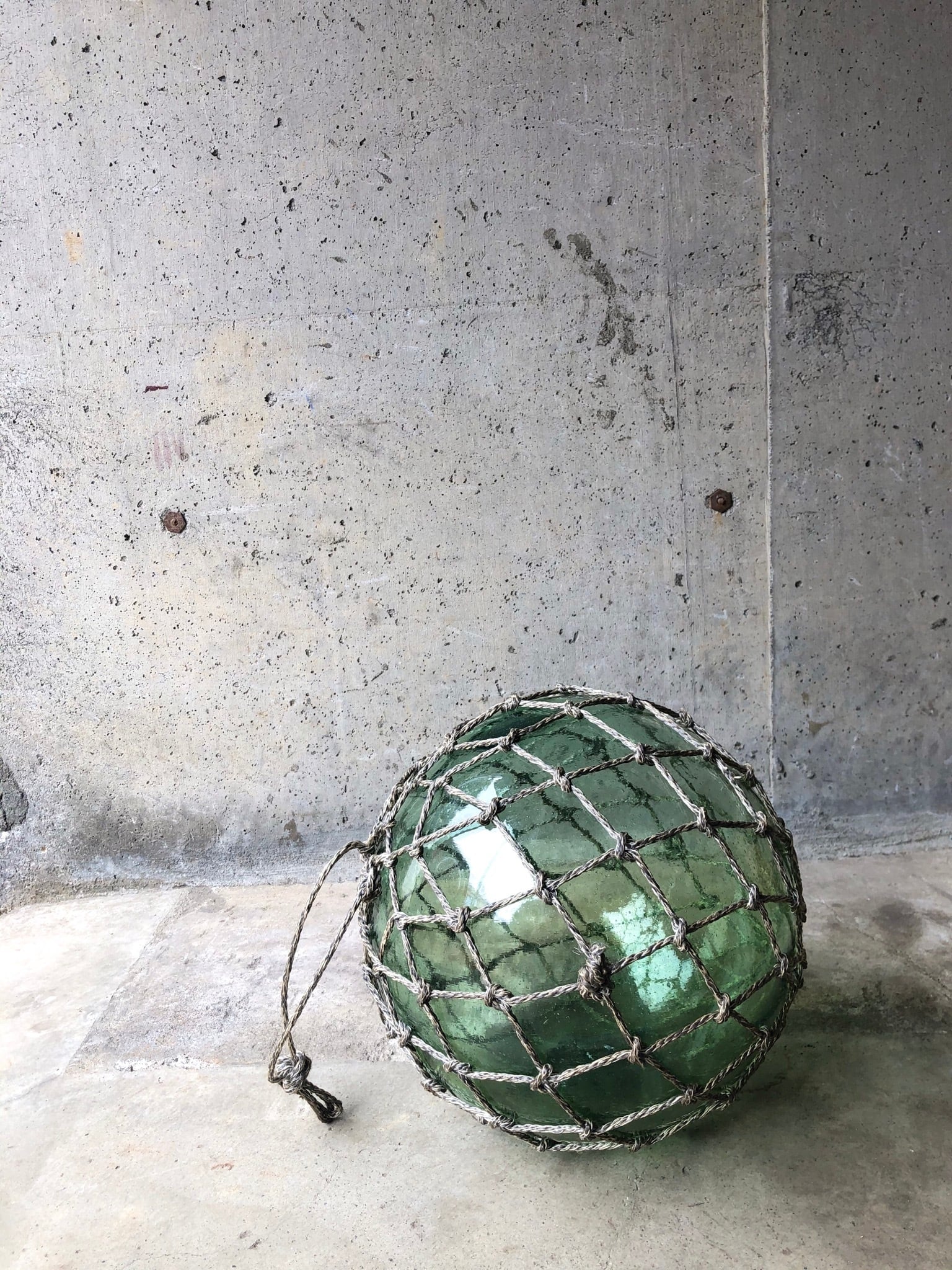 古いガラスの浮き玉 気泡入り硝子 青緑色 網ひも 古道具 昭和レトロ