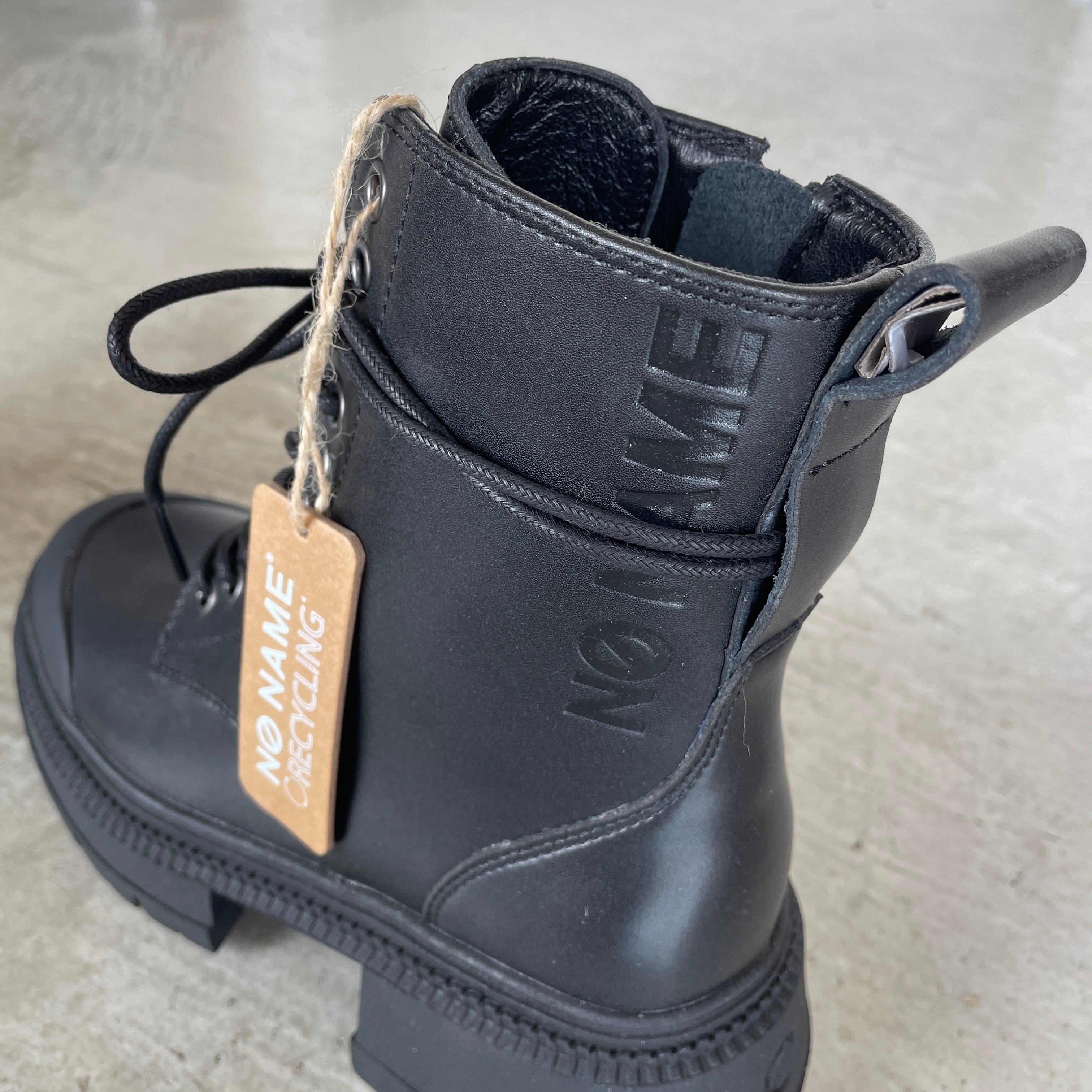 レースアップだけど→紐をとかずに履けちゃうんです♪サイドジップロゴ