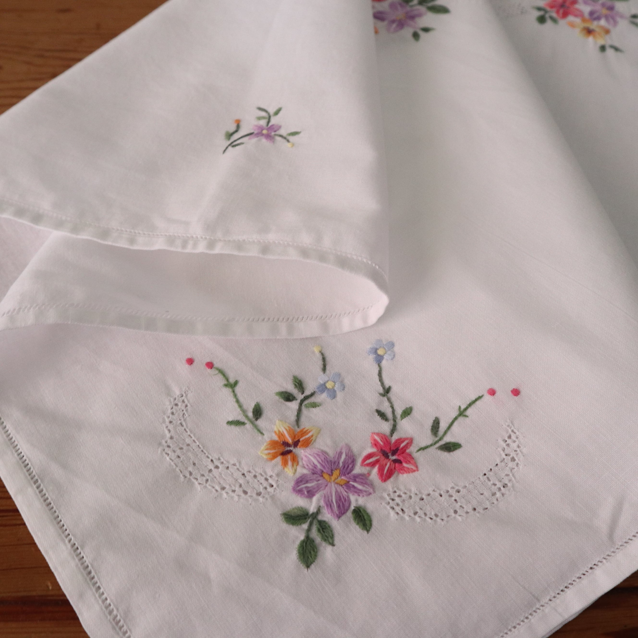 色とりどりカラフルなお花の手刺繍が素敵なテーブルクロス
