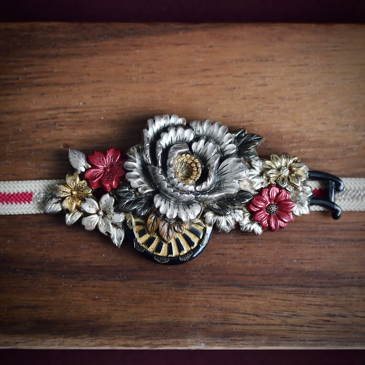 波紋と勾玉(波紋音と真琴？)と菊 帯留 金工 アンティーク 波紋と水鳥と