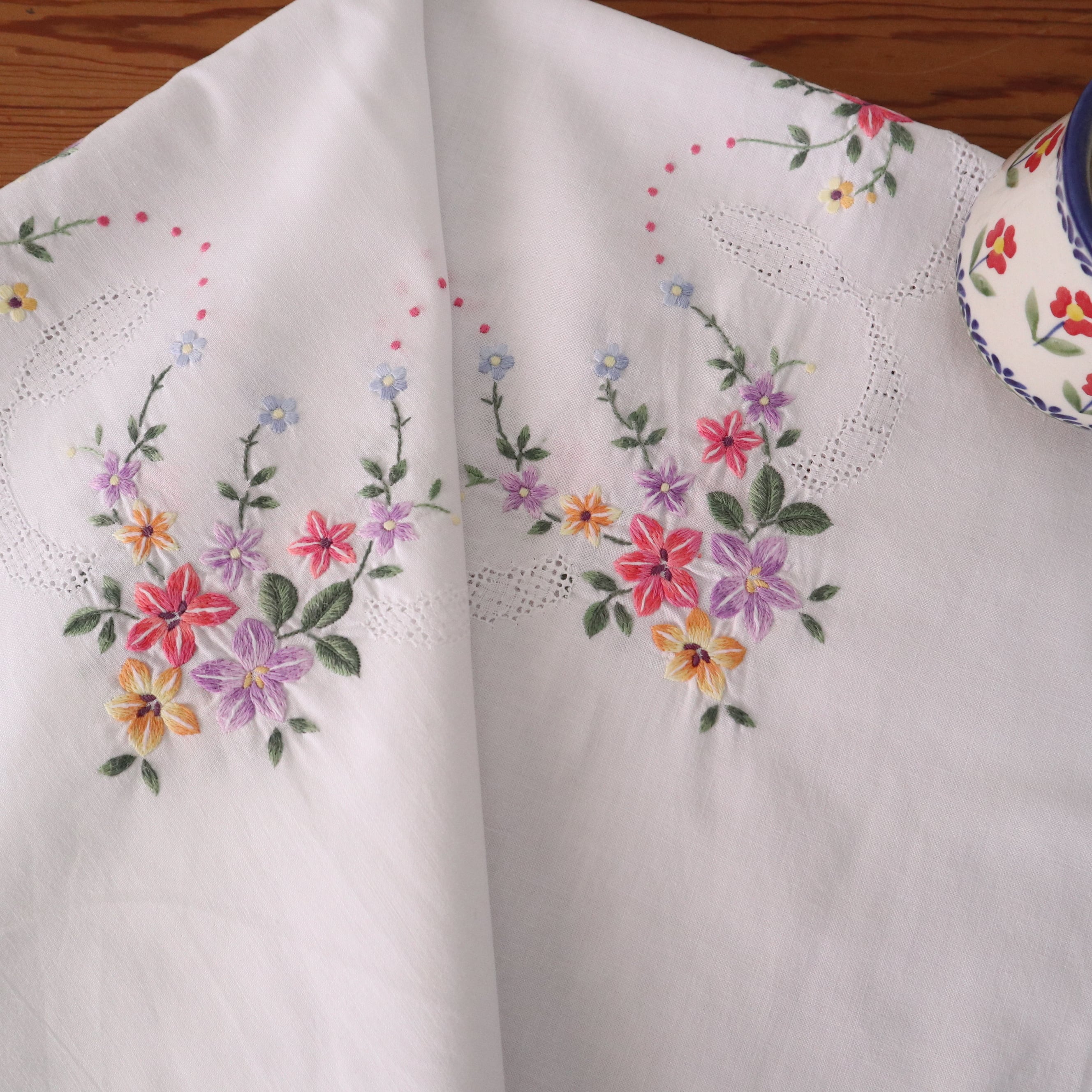 色とりどりカラフルなお花の手刺繍が素敵なテーブルクロス