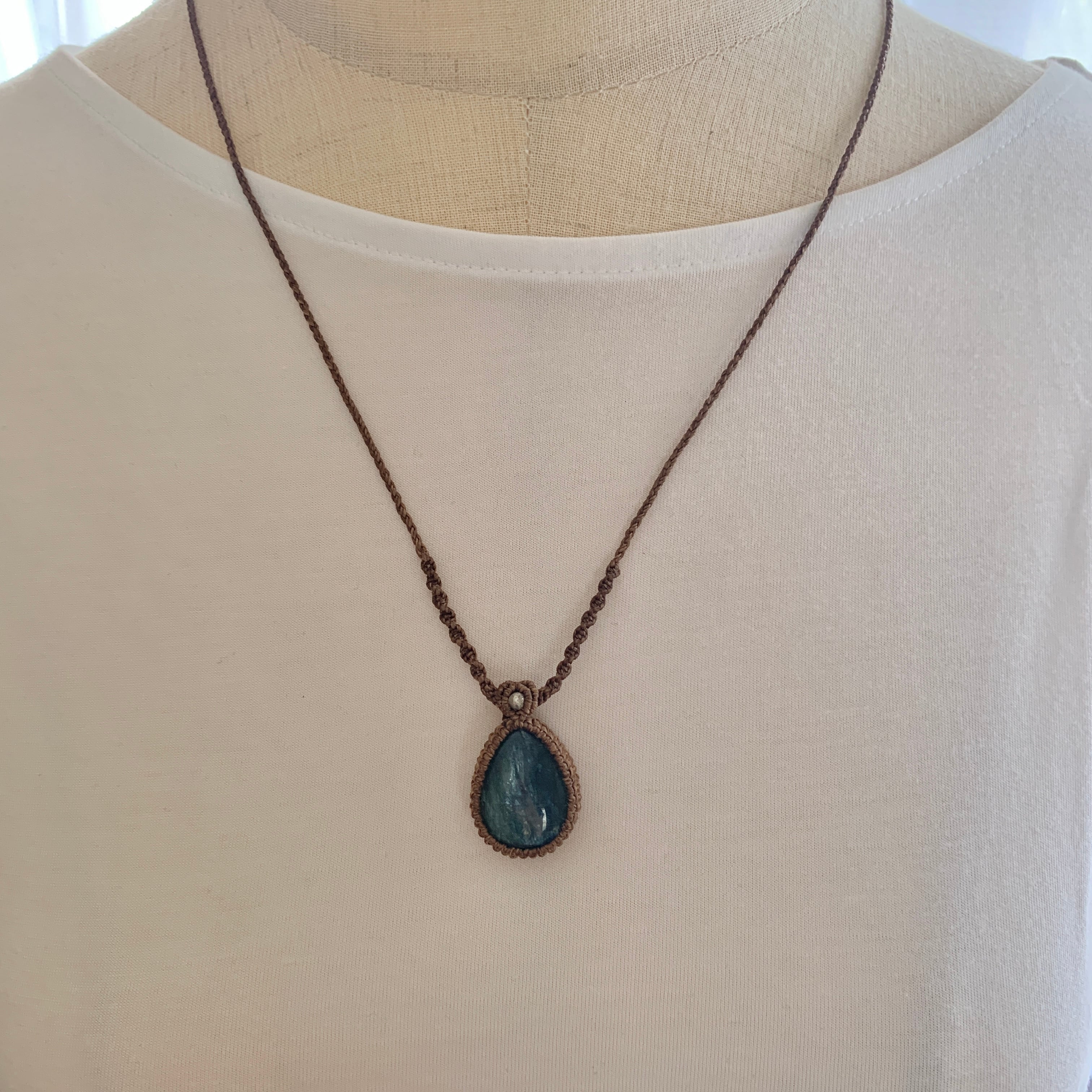 マクラメネックレス バイカラーカイヤナイト | 糸魚川翡翠・天然石を