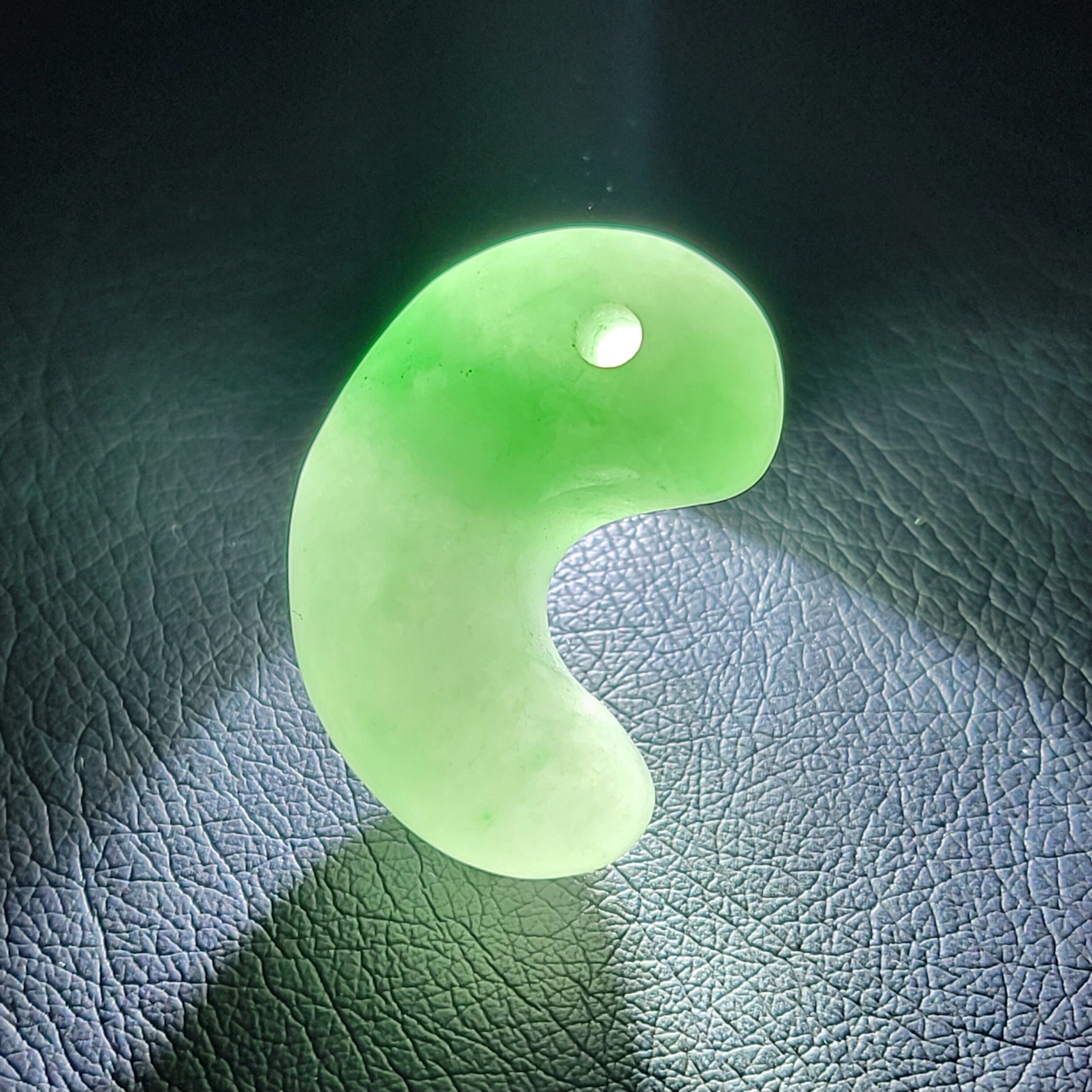 緑色 糸魚川翡翠勾玉 BMT0429 | 糸魚川翡翠工芸家 赤羽可行BASE