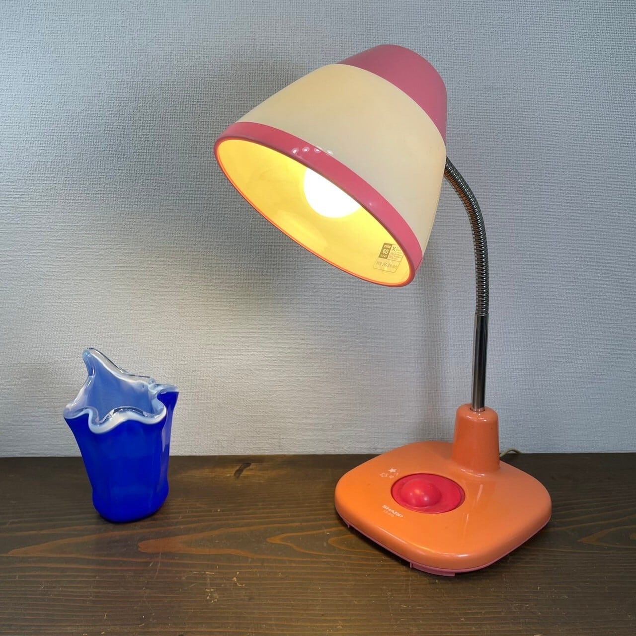 レトロなピンク×オレンジ×白のデスクライト | meguri