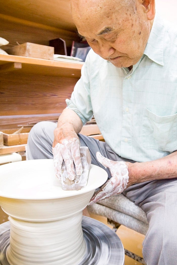 井上萬二作】白磁染彫文面取壷 | 井上萬二窯 INOUE MANJI KILN