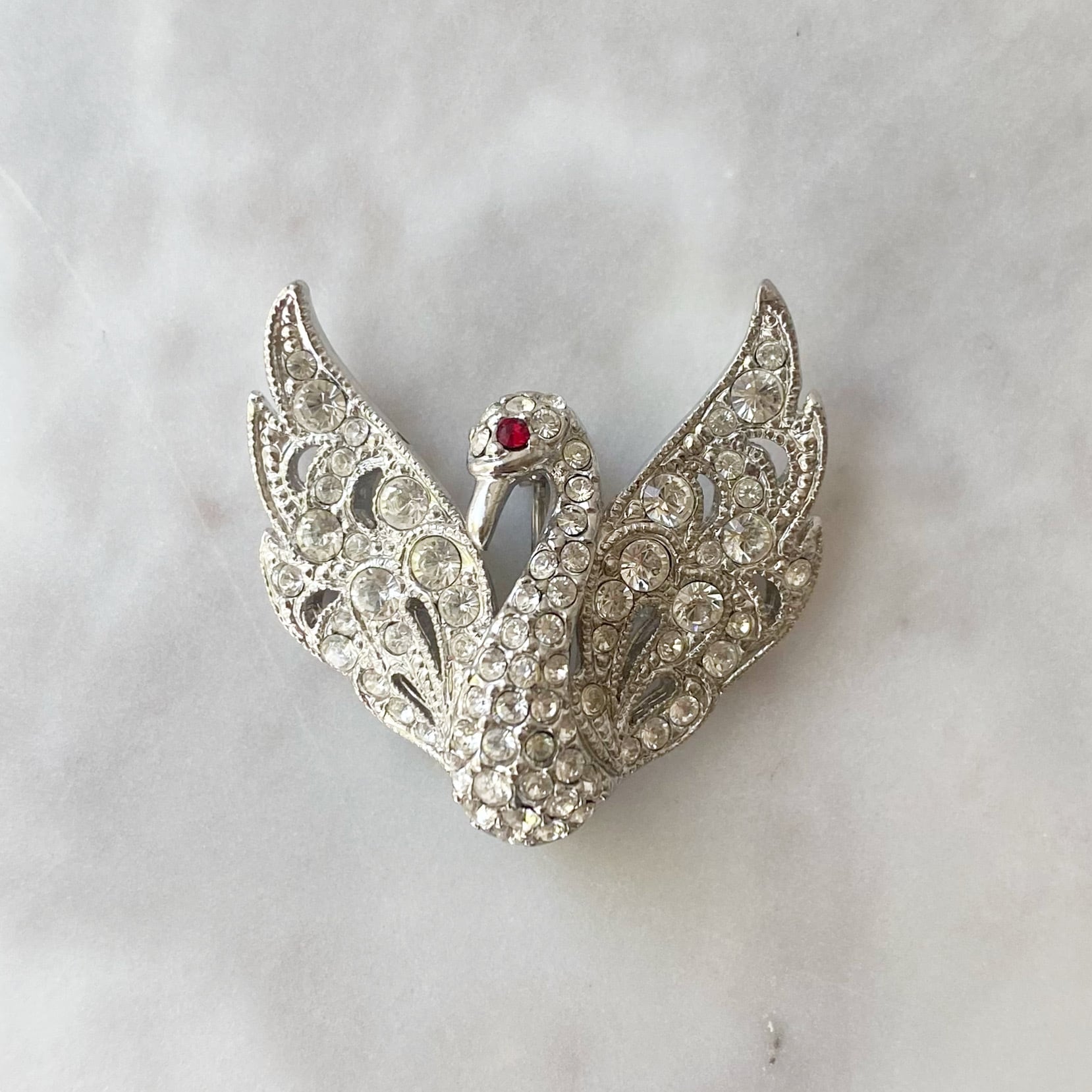 Attwood and Sawyer スワロフスキーのスワンのブローチ | ARLEQUIN