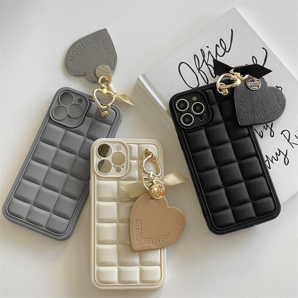 iPhone14シリーズ対応】レザーハートチャーム 3D iPhoneケース(IC264