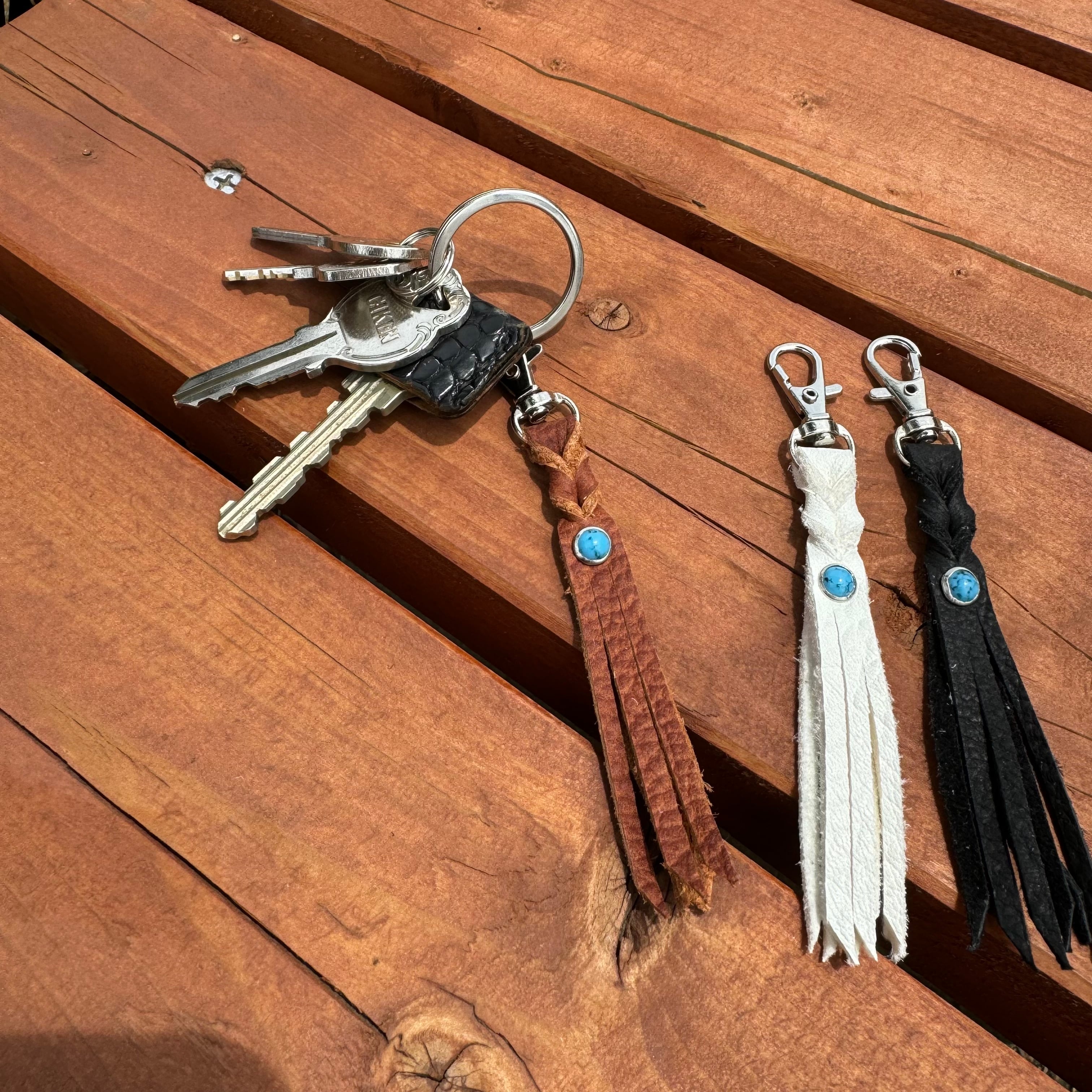 即納☆送料無料】本革紐タッセルキーホルダー ネイティブ系 ストラップ