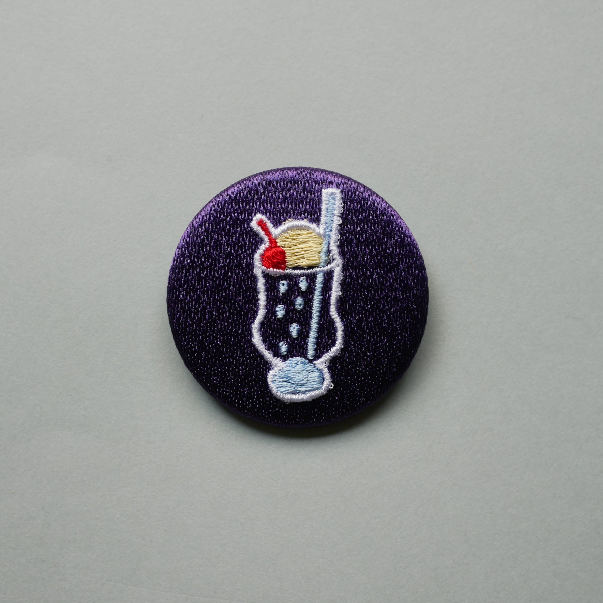 喫茶River｜クリームソーダ“刺繍”缶バッジ（全7色） | ホリエビル＋