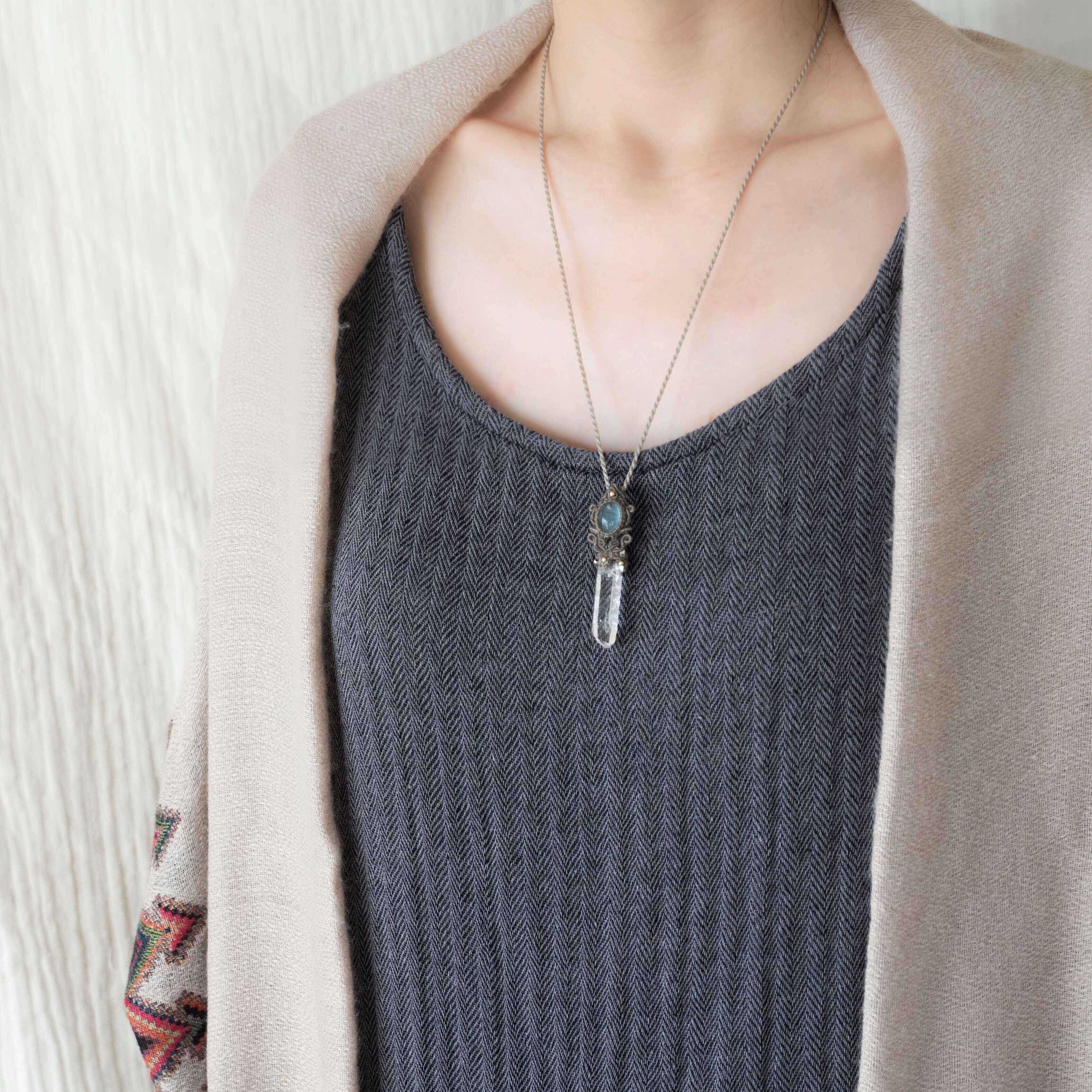 クリスタルとアクアマリンのマクラメ編み 天然石ネックレス | SHANTi WALA