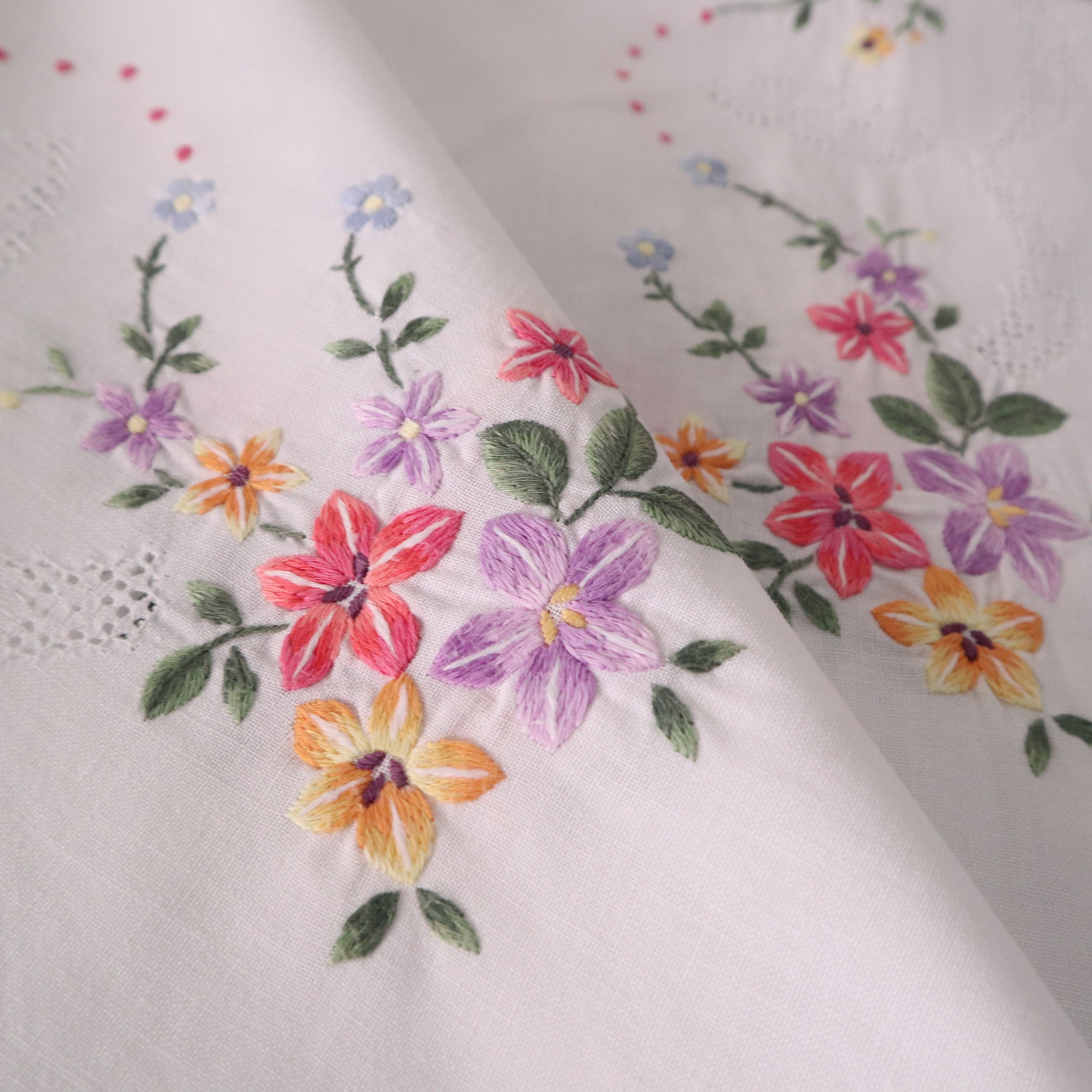 色とりどりカラフルなお花の手刺繍が素敵なテーブルクロス