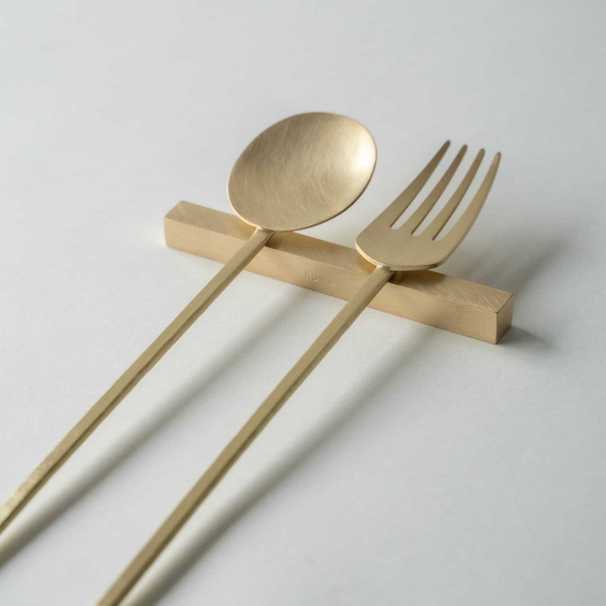 カトラリーレスト ＜角-スクラッチ＞ / 真鍮 | KUMIJI