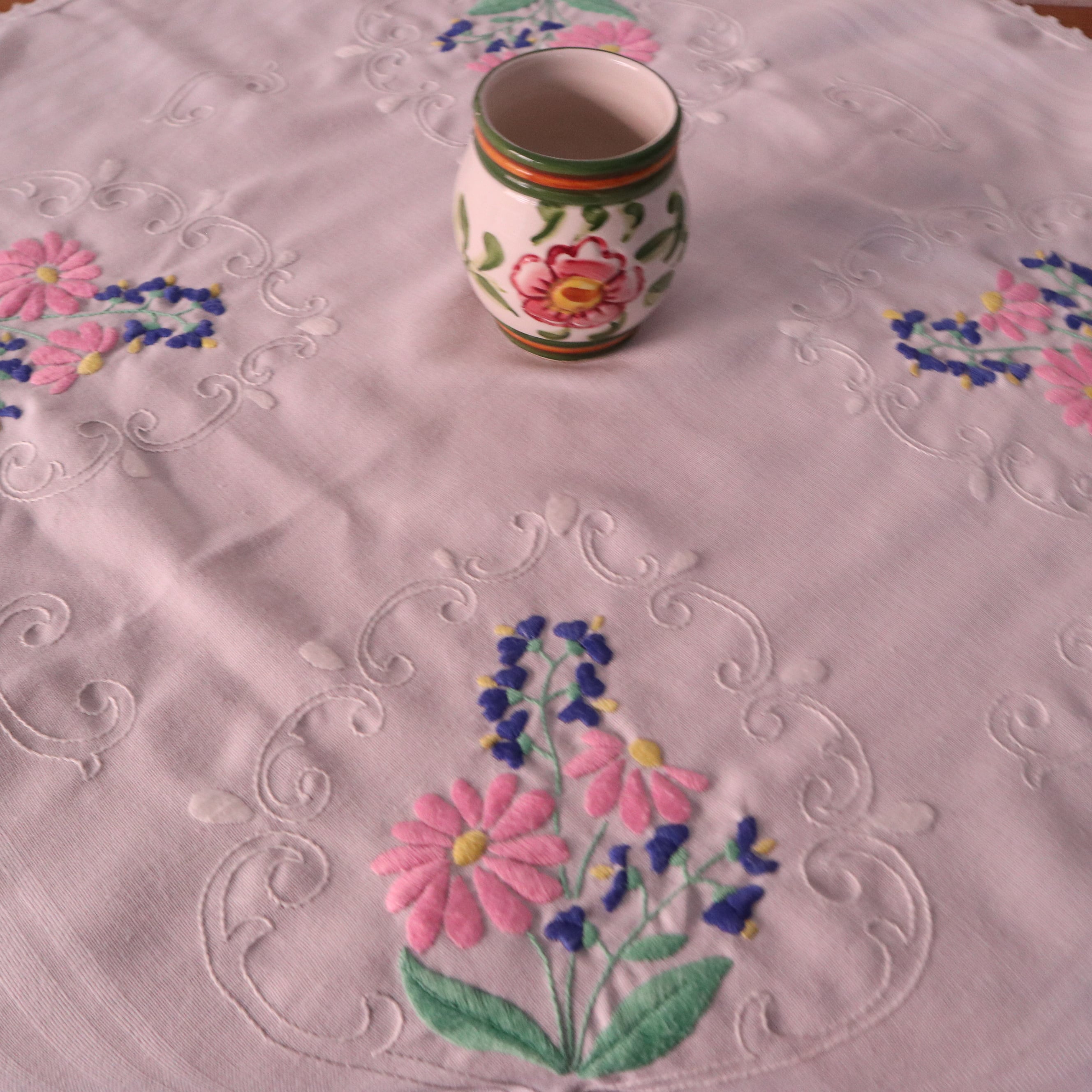 ピンクのお花や青の小花の手刺繍 テーブルクロス 未使用品