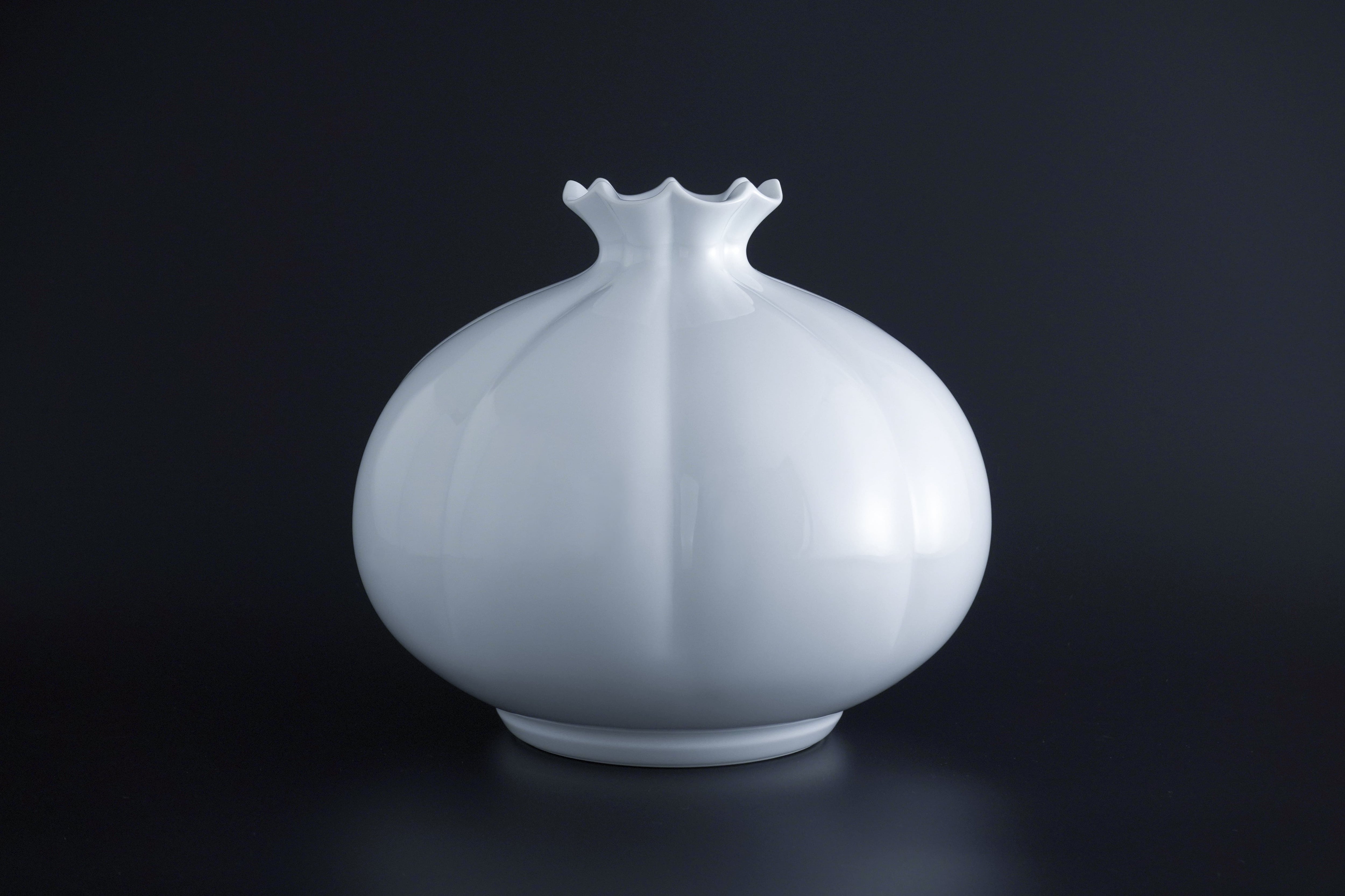 井上萬二作】白磁菊彫文百合口壷 | 井上萬二窯 INOUE MANJI KILN