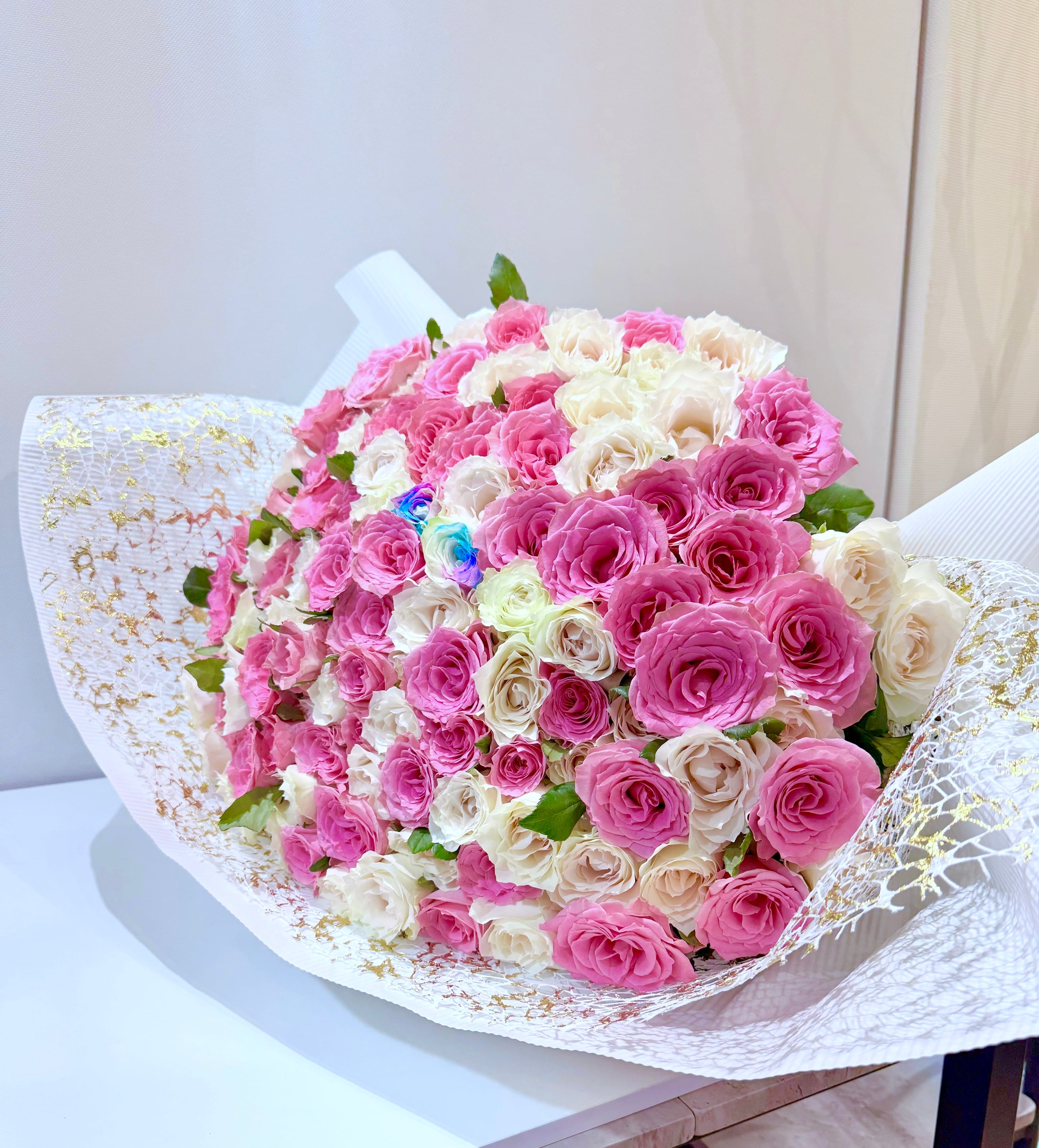 ピンクローズとホワイトローズ106本+レインボーローズ2本のプロポーズ