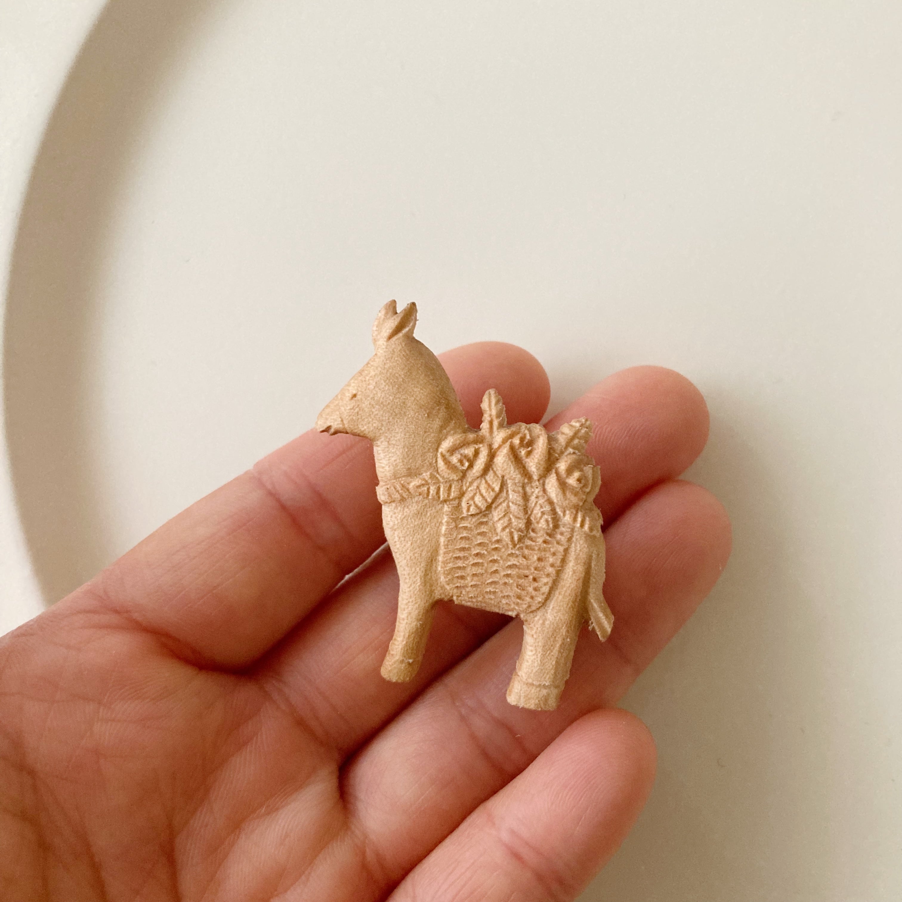 ロバの花籠｜木彫りブローチ（受注制作）【ご注文から1ヶ月以内にお