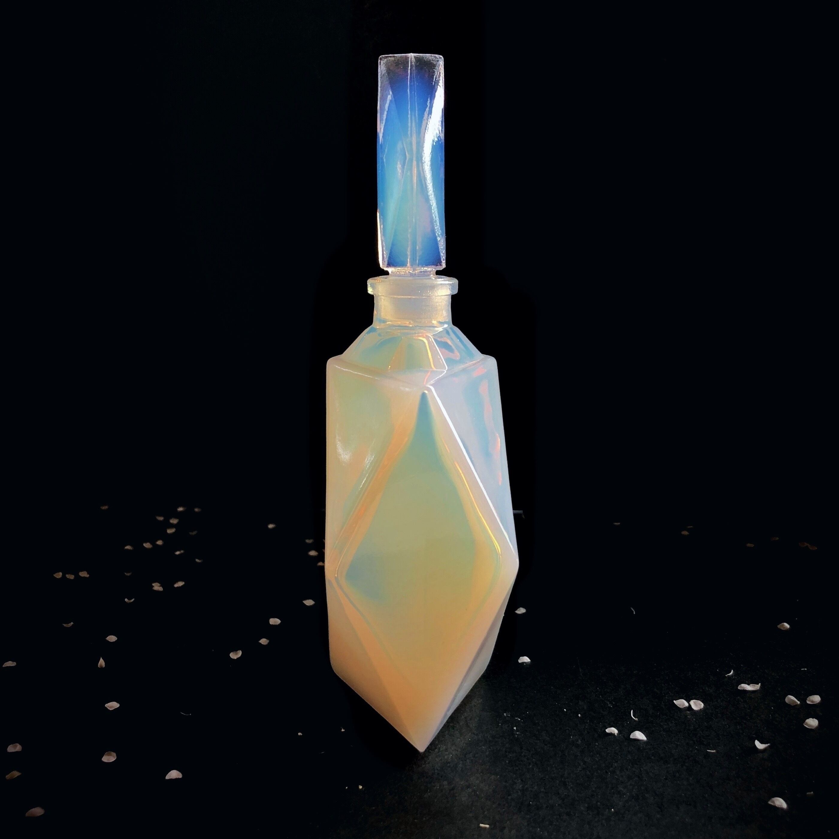 オパールセントガラスの香水瓶（角型） | メルキュール骨董店