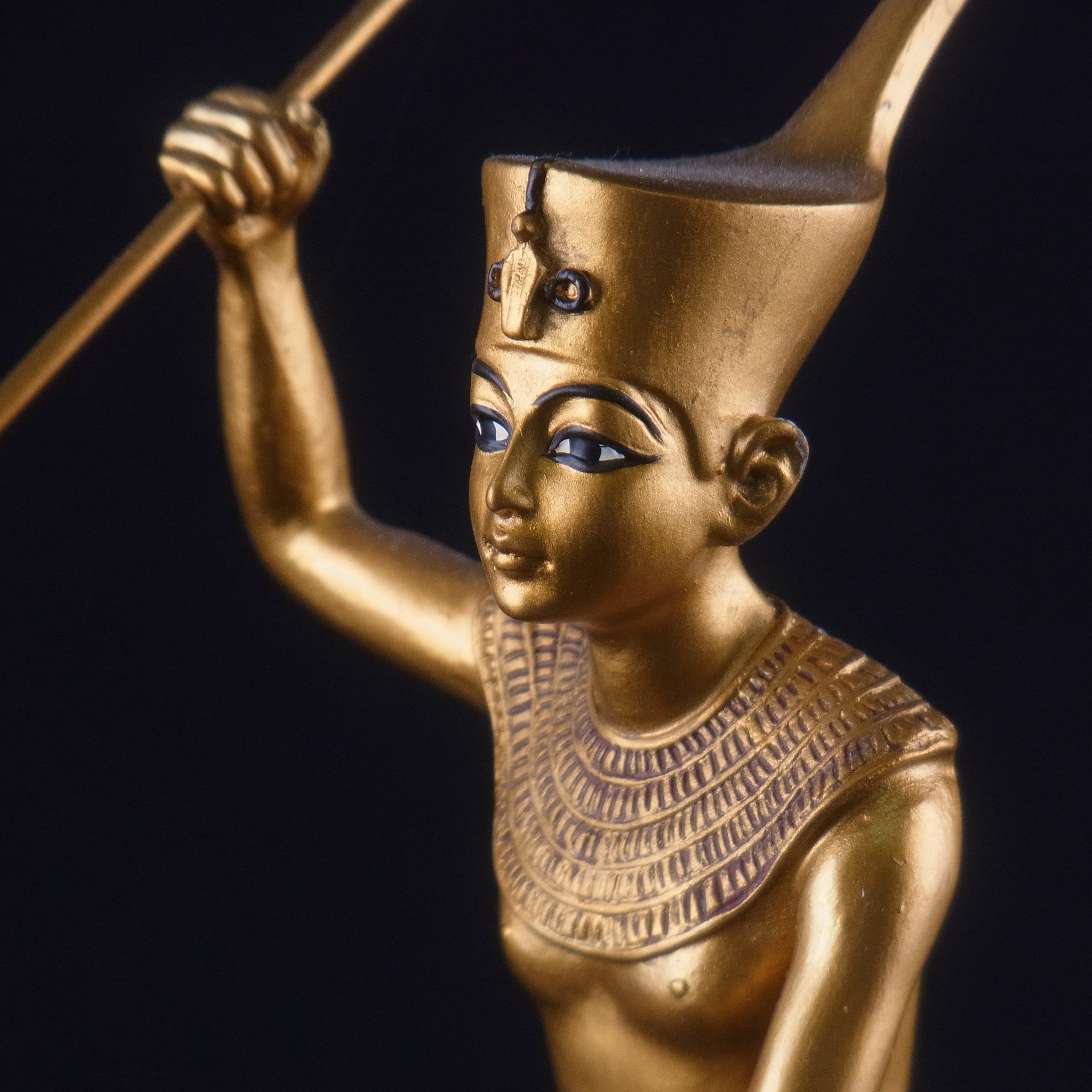 ツタンカーメン」が飛び出す本と王墓にあった立像レプリカの豪華セット