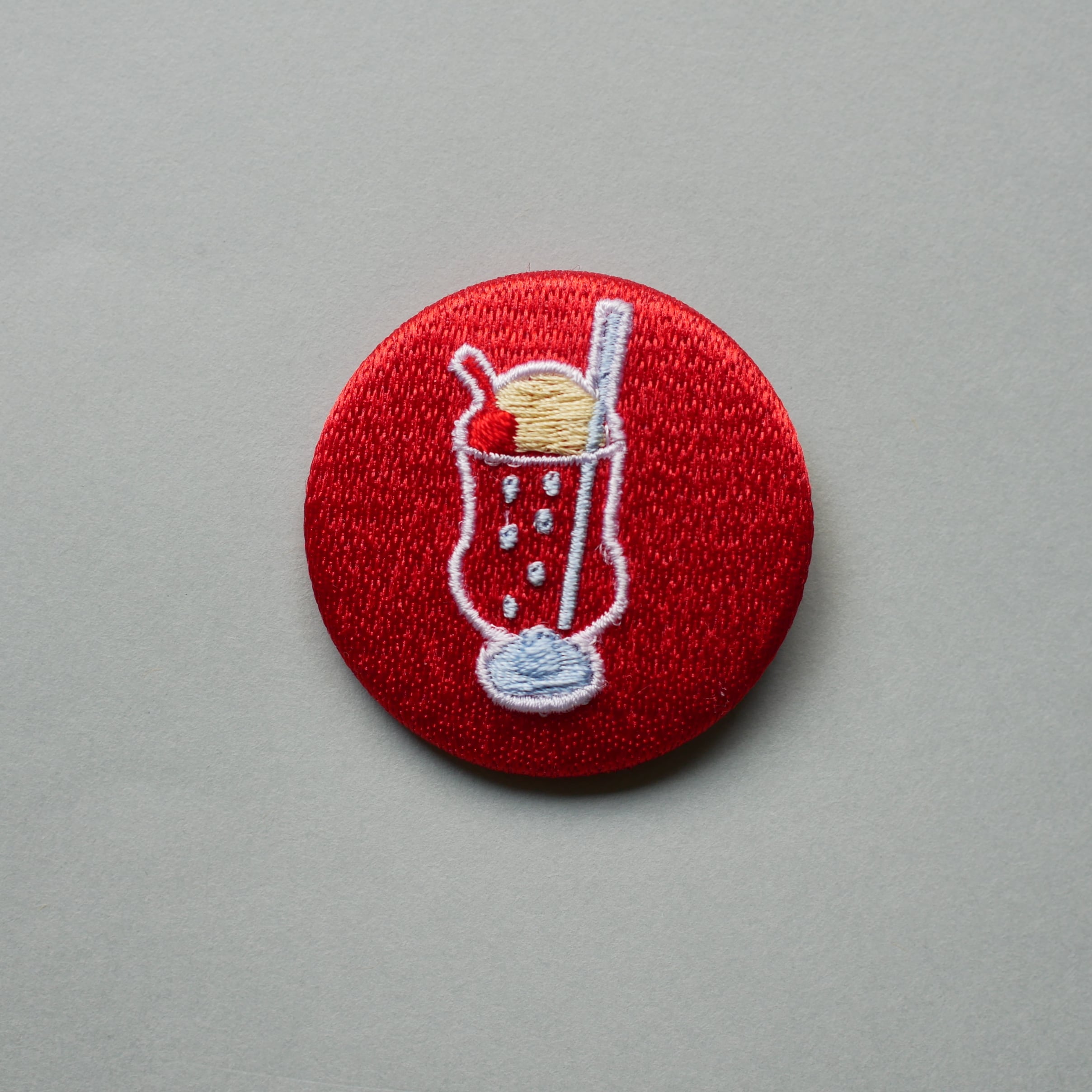 喫茶River｜クリームソーダ“刺繍”缶バッジ（全7色） | ホリエビル＋