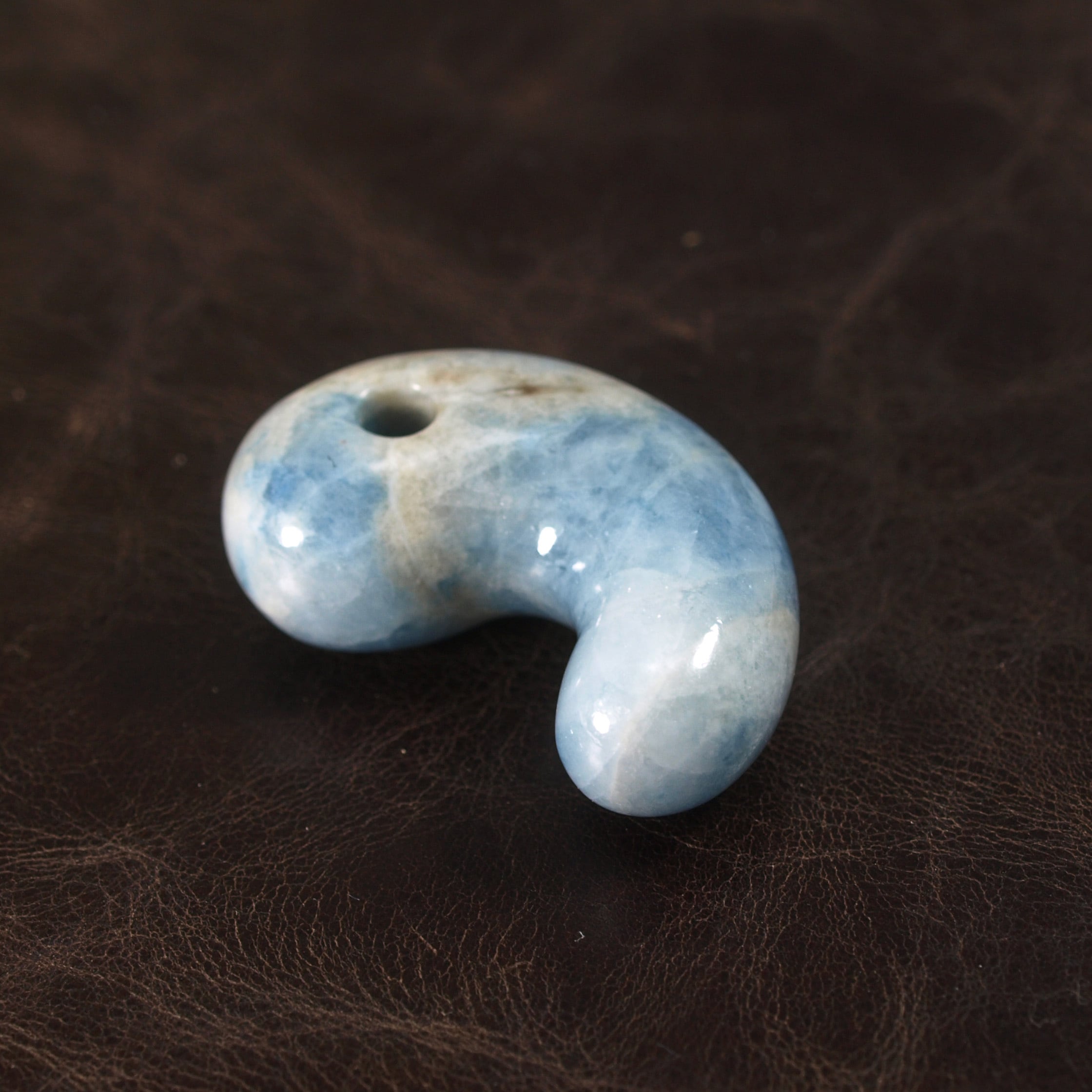 糸魚川翡翠 コン沢 青翡翠 勾玉 15.6g Itoigawa Blue Jadeite magatama