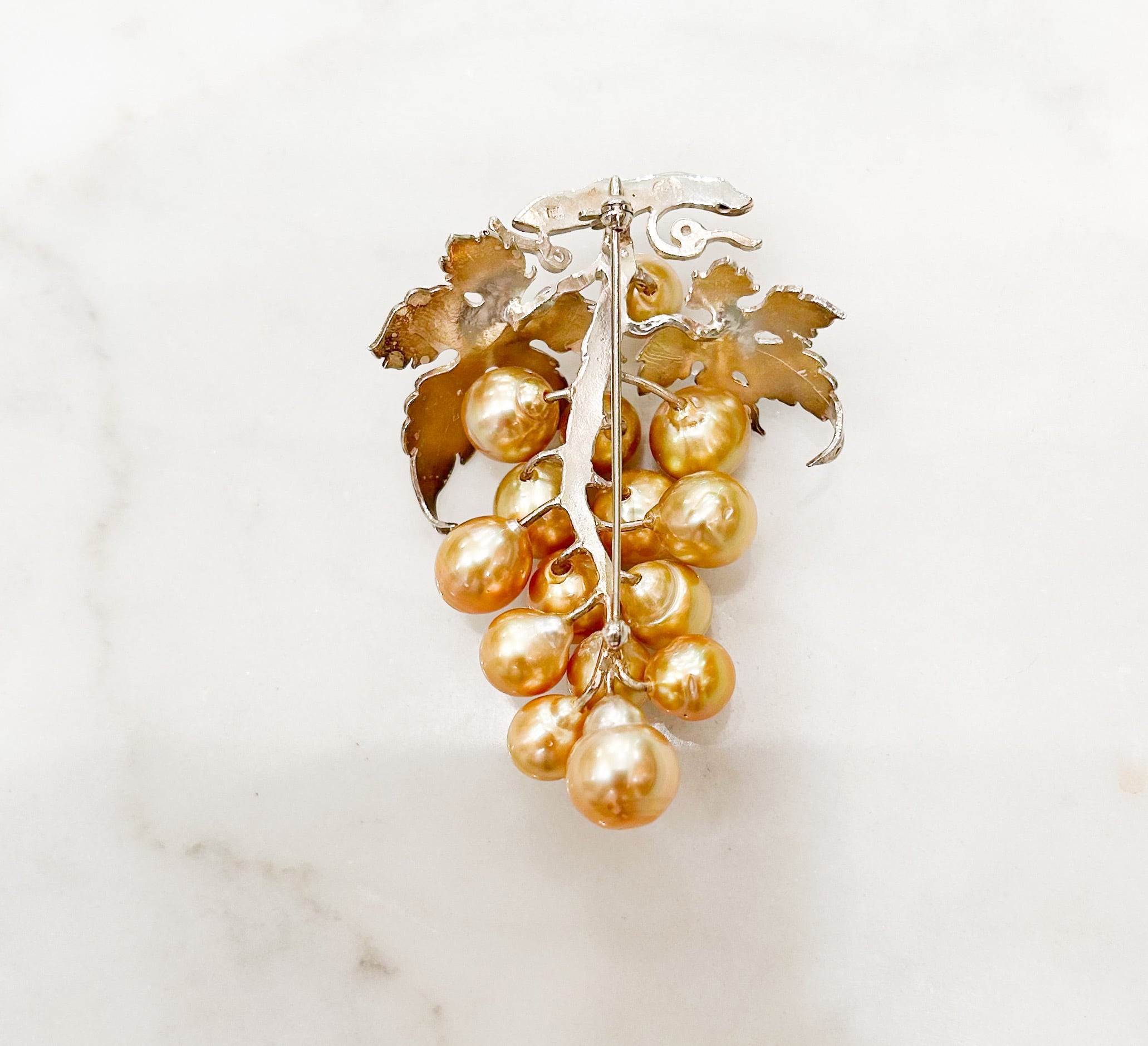 シルバーと南洋ゴールドパールの葡萄のブローチ | Akio Mori
