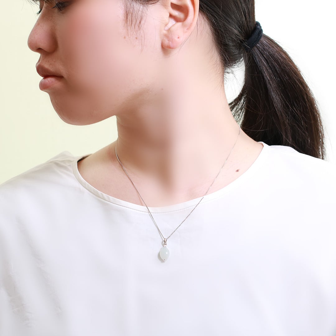 ホワイトカラーでシンプルな翡翠ネックレス！ マーキス ペンダント