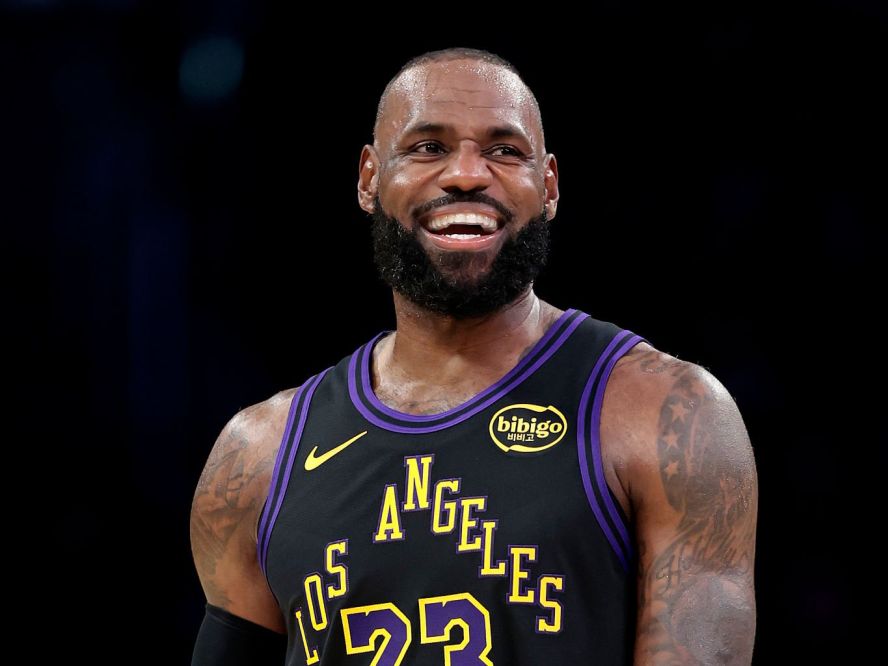 NBA】レイカーズのレブロン・ジェームズが戦線復帰、笑顔でプレーした