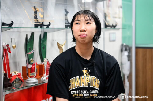 攻防においてマルチな働きを見せる八木悠香（京都精華学園高校3年