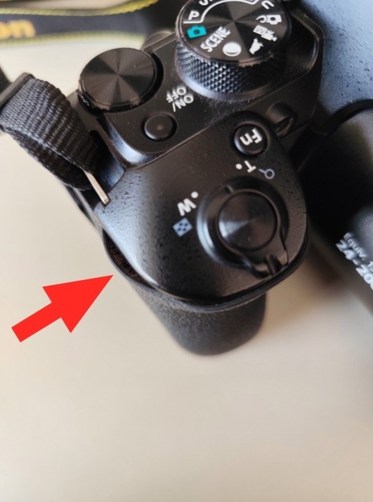 グリップのラバーが剥がれてきました』 ニコン COOLPIX P950 の