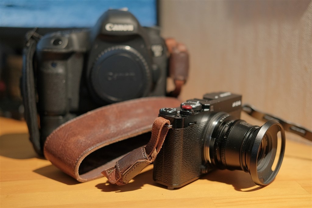 ストラップ取り付け部について。』 富士フイルム FUJIFILM X-E4 ボディ