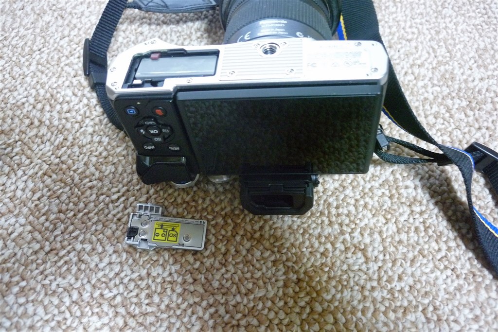 バッテリーの蓋がすぐに外れる』 オリンパス OM-D E-M10 Mark III