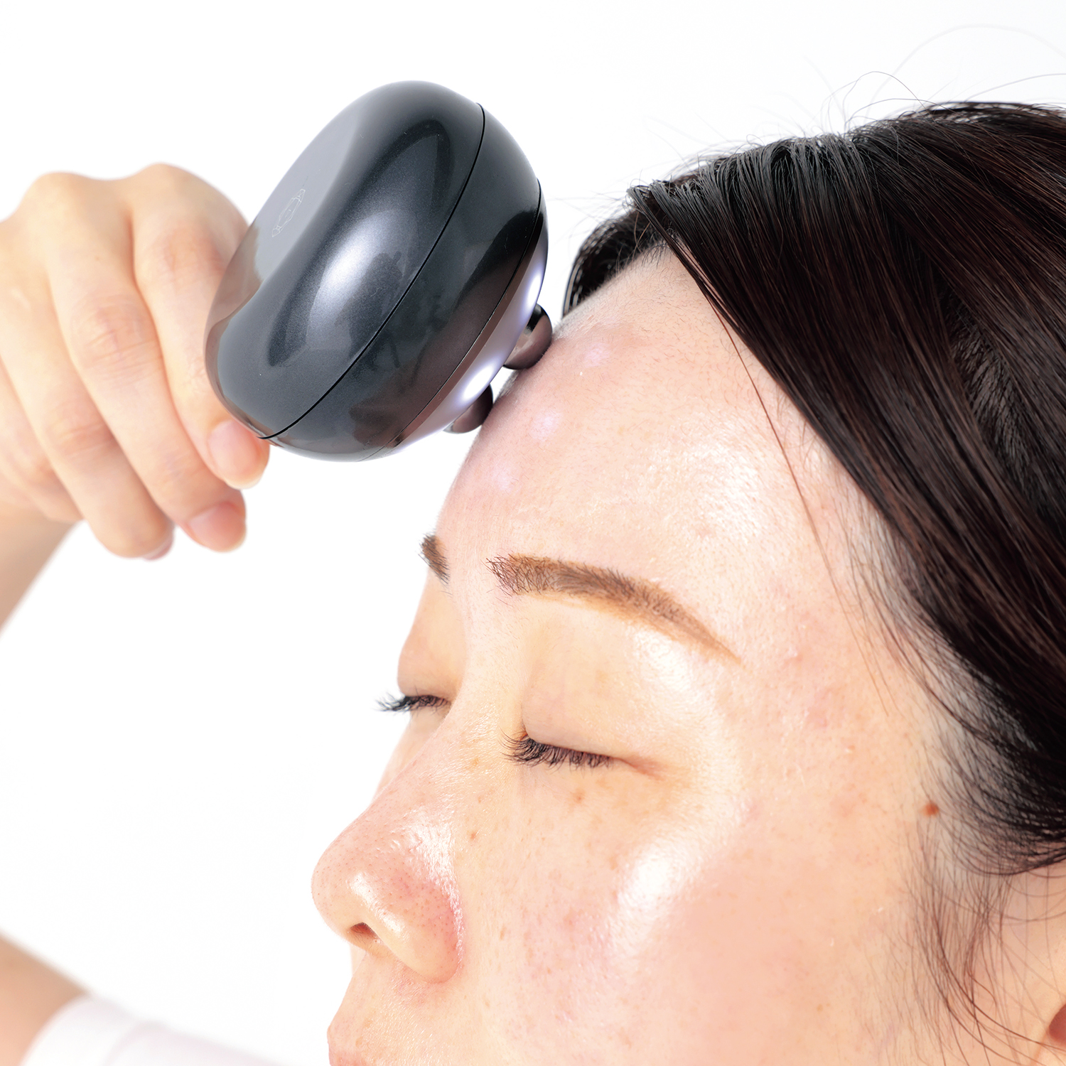 しぼんだ肌がふっくら、さらに目まで大きくなった！】最新美顔器の