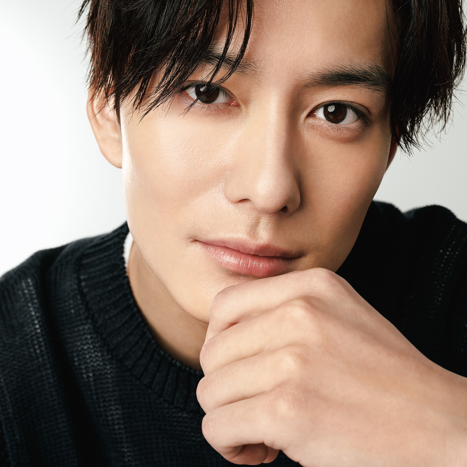 岡田将生さん】少年ぽさと知的な表情が魅力的な写真の数々 | 美ST ONLINE