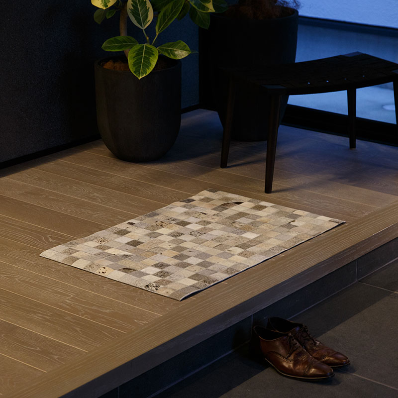 上質カウレザー] パッチワークのカウハイドラグ グレー マット