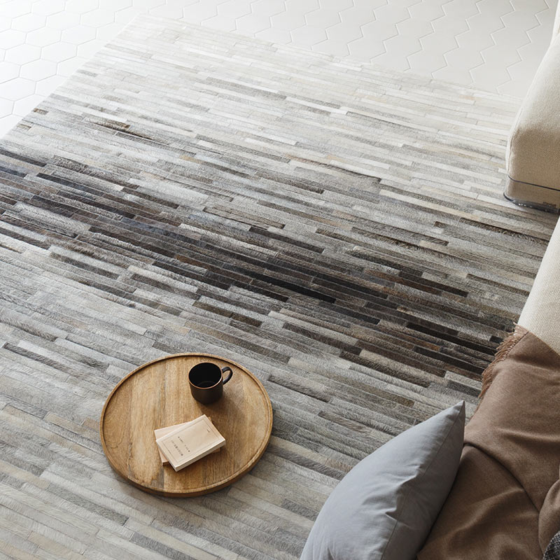 上質カウレザー] グラデーションのカウハイドラグ チャコールグレー