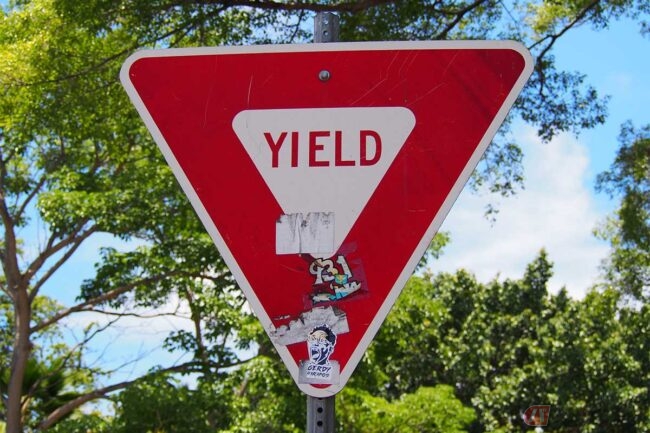 気付いてた？ いつの間にか徐行や一時停止の標識に追加された英語表記