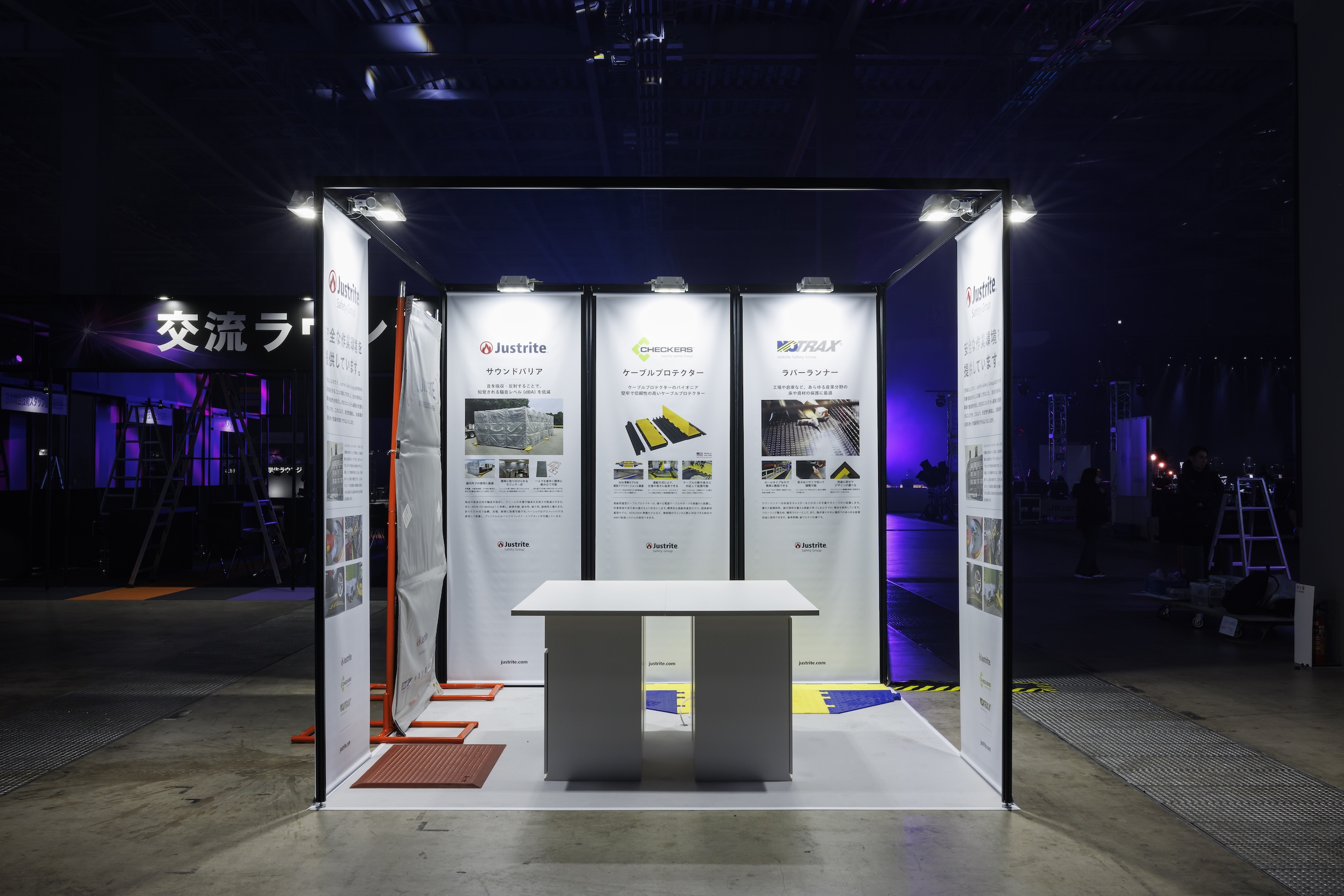 簡易運搬を想定したタペストリーと展示台｜ProLight & ProVisual 2024