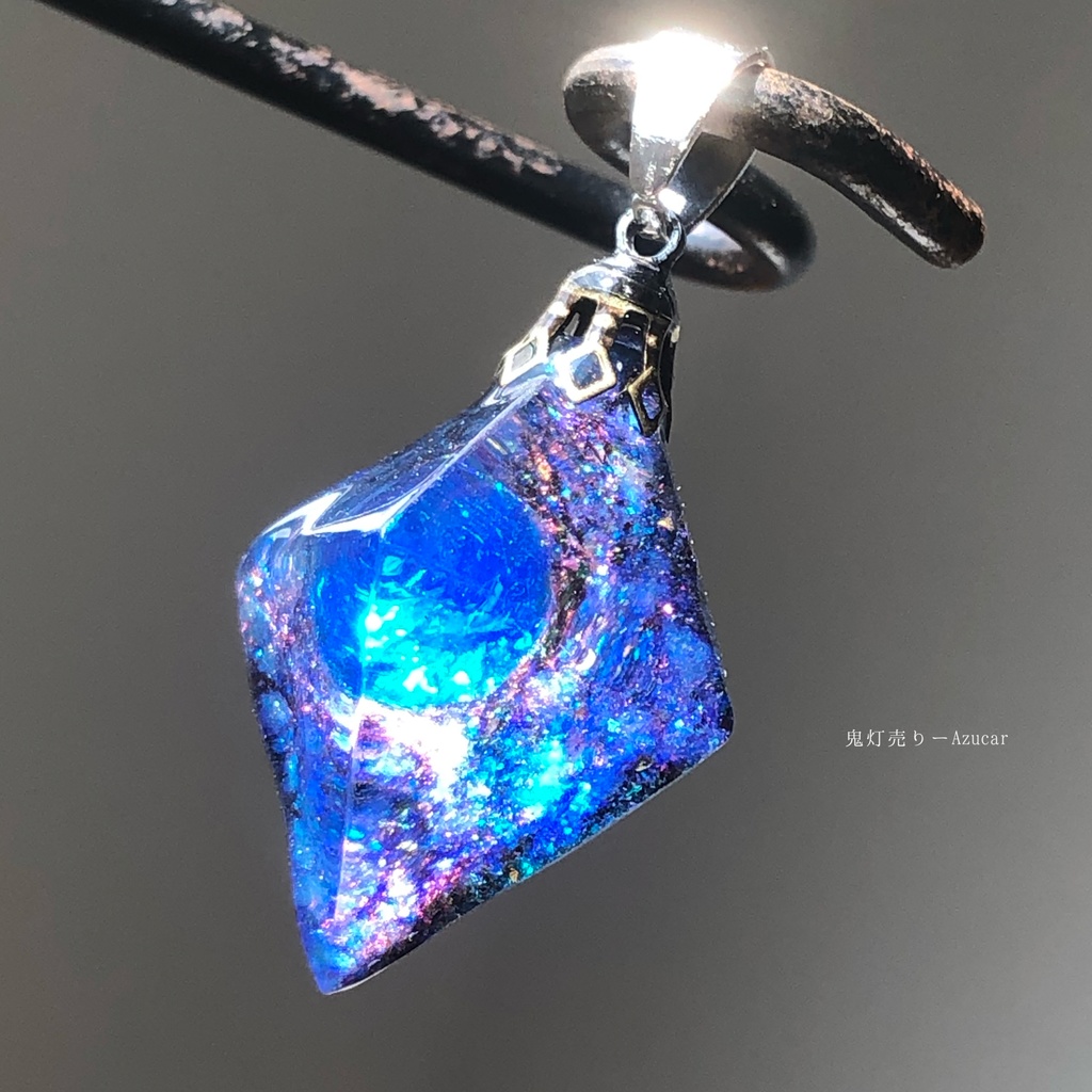 サファイアの光を集めて。 蓄光オルゴナイト宇宙レジンネックレス